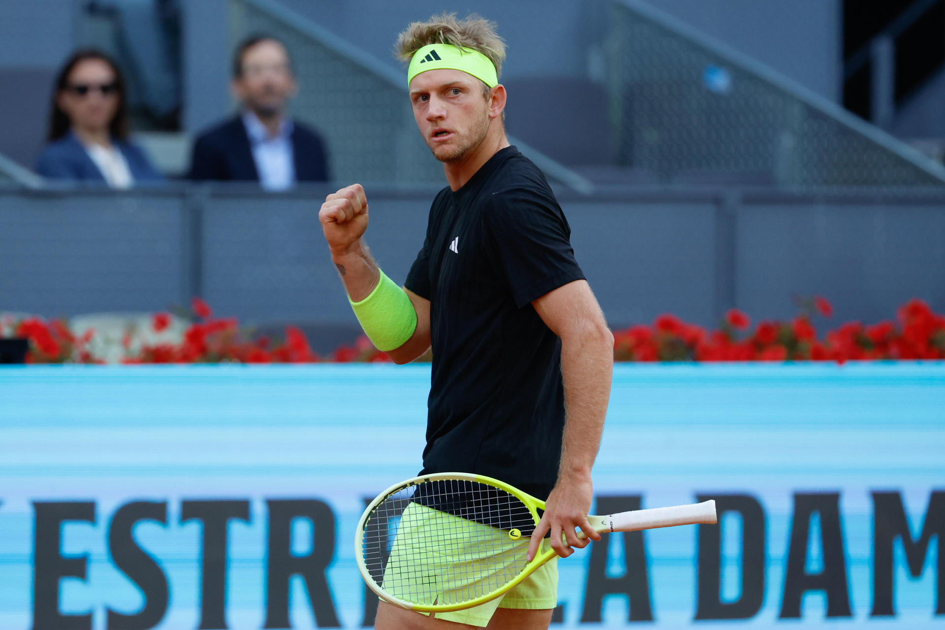 El español Alejandro Davidovich en su encuentro frente al portugués Nuno Borges durante el Mutua Madrid Open que se disputa hoy viernes en las instalaciones de la Caja Mágica, en Madrid. EFE / Juanjo Martín.