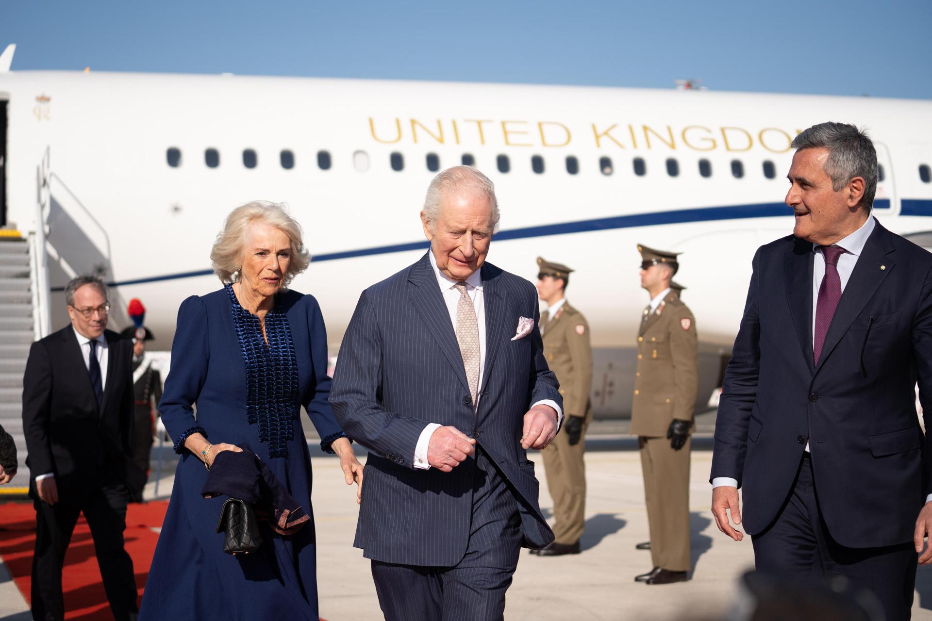 El rey Carlos III de Gran Bretaña (C) y la reina Camila (C-I) llegan al Aeropuerto Ciampino de Roma para su visita estatal de cuatro días a Italia, el 07 de abril de 2025. (Italy, United Kingdom, Rome) EFE/EPA/TELENEWS/ANSA