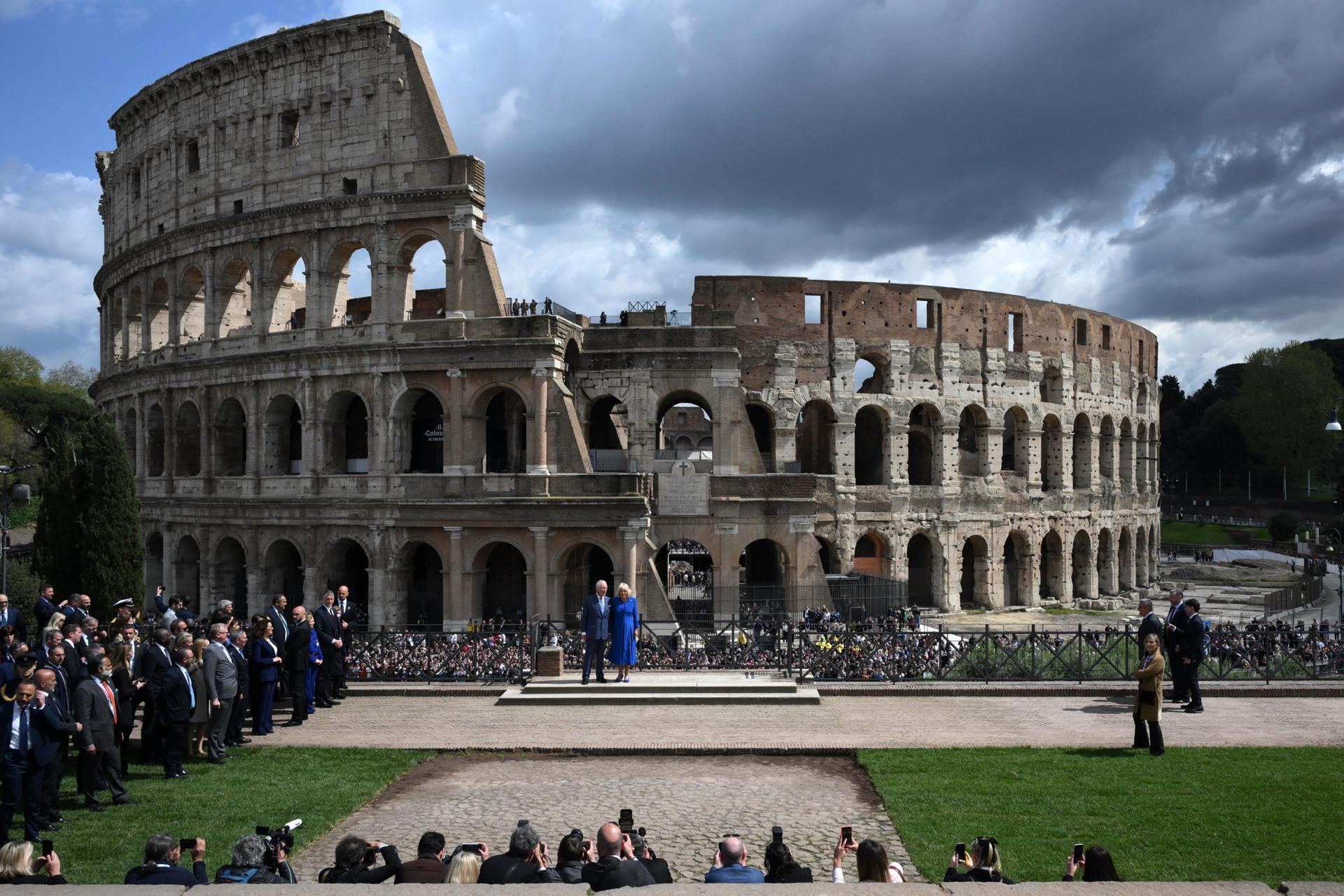 El Rey Carlos III de Gran Bretaña (I) y la Reina Camila (D) posan durante su visita al Coliseo en Roma, Italia, 08 de abril de 2025. (Italy, United Kingdom, Rome) EFE/EPA/ALESSANDRO DI MEO