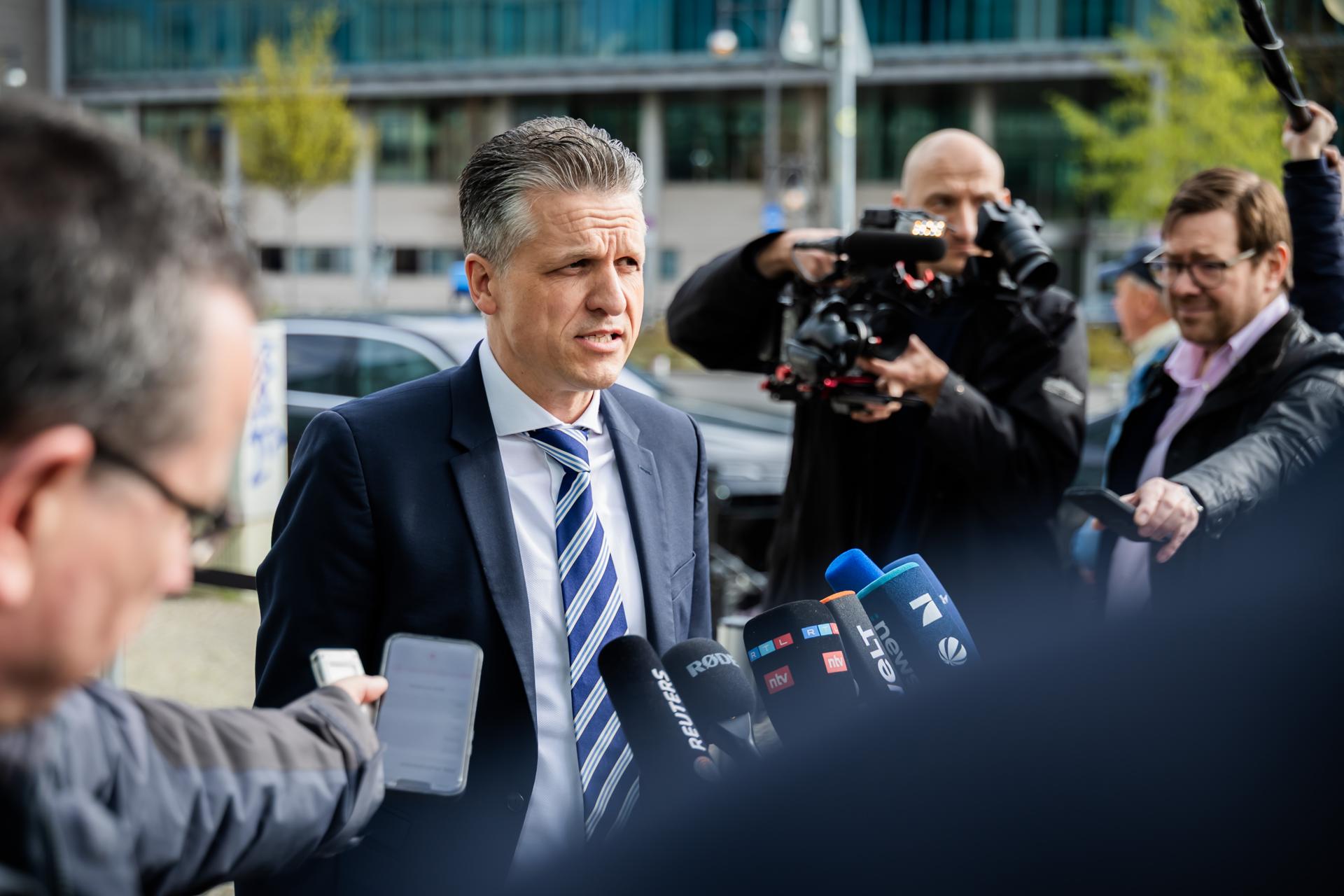 El gerente del grupo parlamentario de la Unión Demócrata Cristiana (CDU) y de la Unión Social Cristiana (CSU) en el parlamento alemán Bundestag, Thorsten Frei, llega a la sede del partido de la Unión Demócrata Cristiana (CDU), la Konrad-Adenauer-Haus, en Berlín, Alemania, el 08 de abril de 2025. La Unión Demócrata Cristiana (CDU), la Unión Social Cristiana (CSU) y el Partido Socialdemócrata (SPD) continúan sus negociaciones de coalición. (Germany) EFE/EPA/CHRISTOPH SOEDER