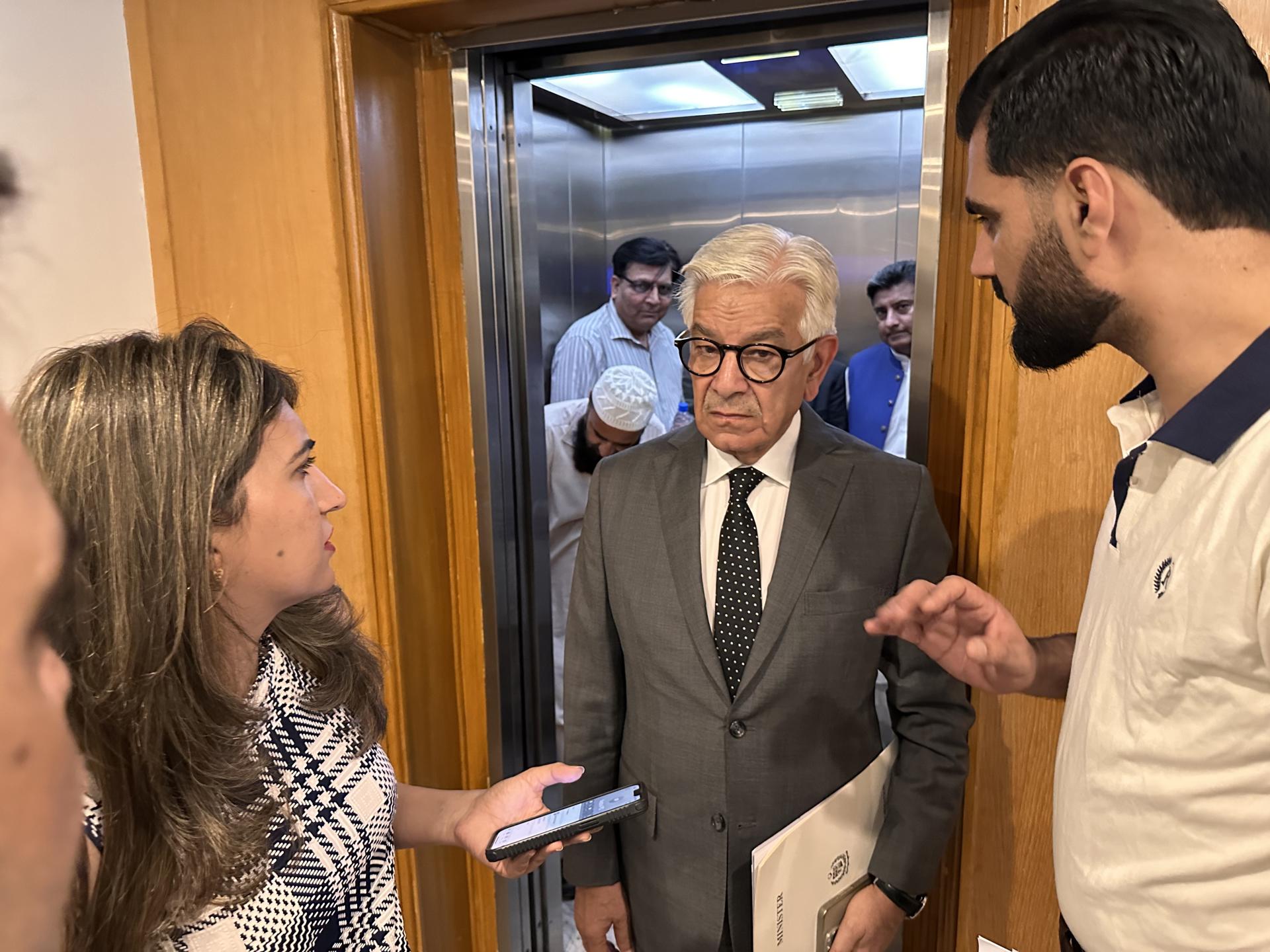 El ministro de Defensa de Pakistán, Khawaja Asif (C), habla con periodistas tras las tensiones por el ataque en Pahalgam (India), en Islamabad, el 24 de abril de 2025. EFE/EPA/SOHAIL SHAHZAD