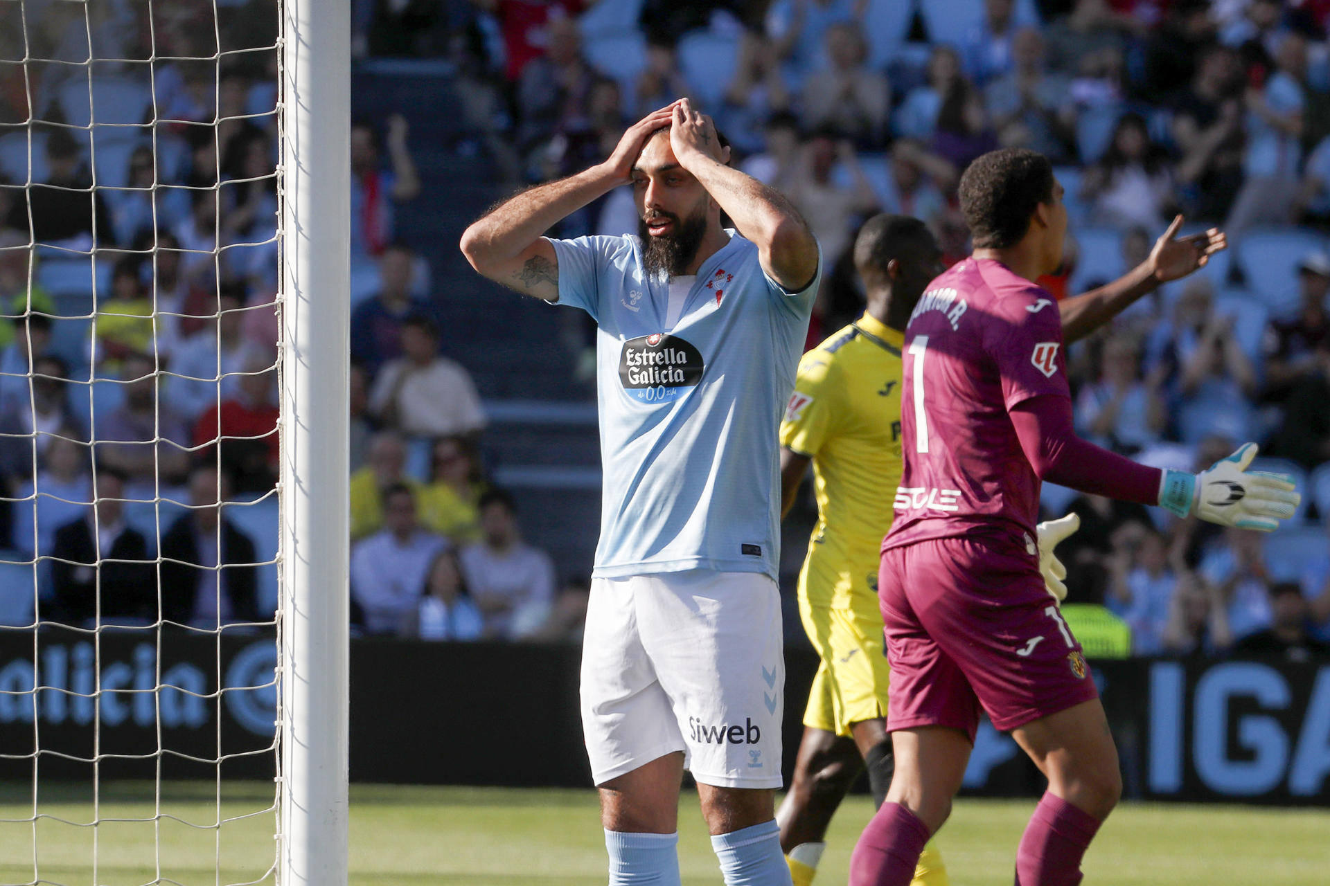 El delantero del Celta Borja Iglesias (i) se lamenta tras una ocasión fallada en el partido de LaLiga entre el Celta y el Villarreal, este miércoles en el estadio de Balaídos, en Vigo. EFE / Salvador Sas