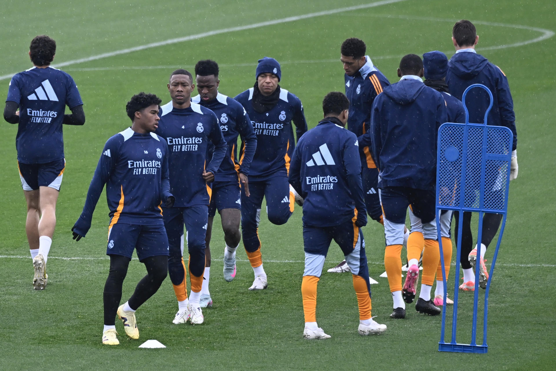 Los jugadores del Real Madrid participan en el entrenamiento de este sábado en la Ciudad Deportiva de Valdebebas, en Madrid, en la víspera de su encuentro de LaLiga ante el Alavés. EFE/ Víctor Lerena