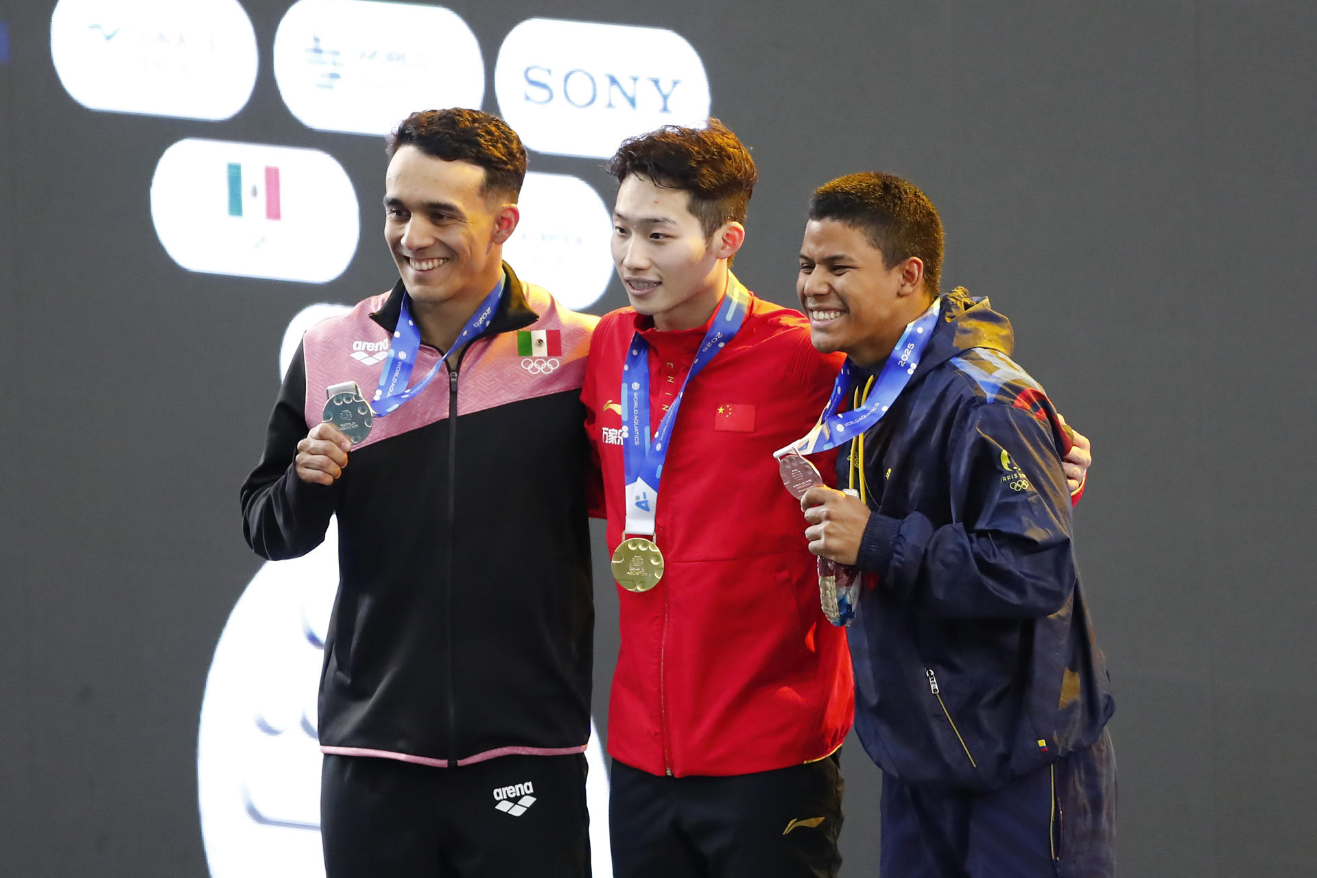 El mexicano Juan Manuel Celaya (i) ganador de la medalla de plata; el chino Zongyuan Wang (c) ganador del oro y el colombiano Luis Felipe Uribe (d), ganador del bronce, en el podio durante la premiación de la final de trampolín de la Copa del Mundo de Clavados 2025. EFE/ Francisco Guasco