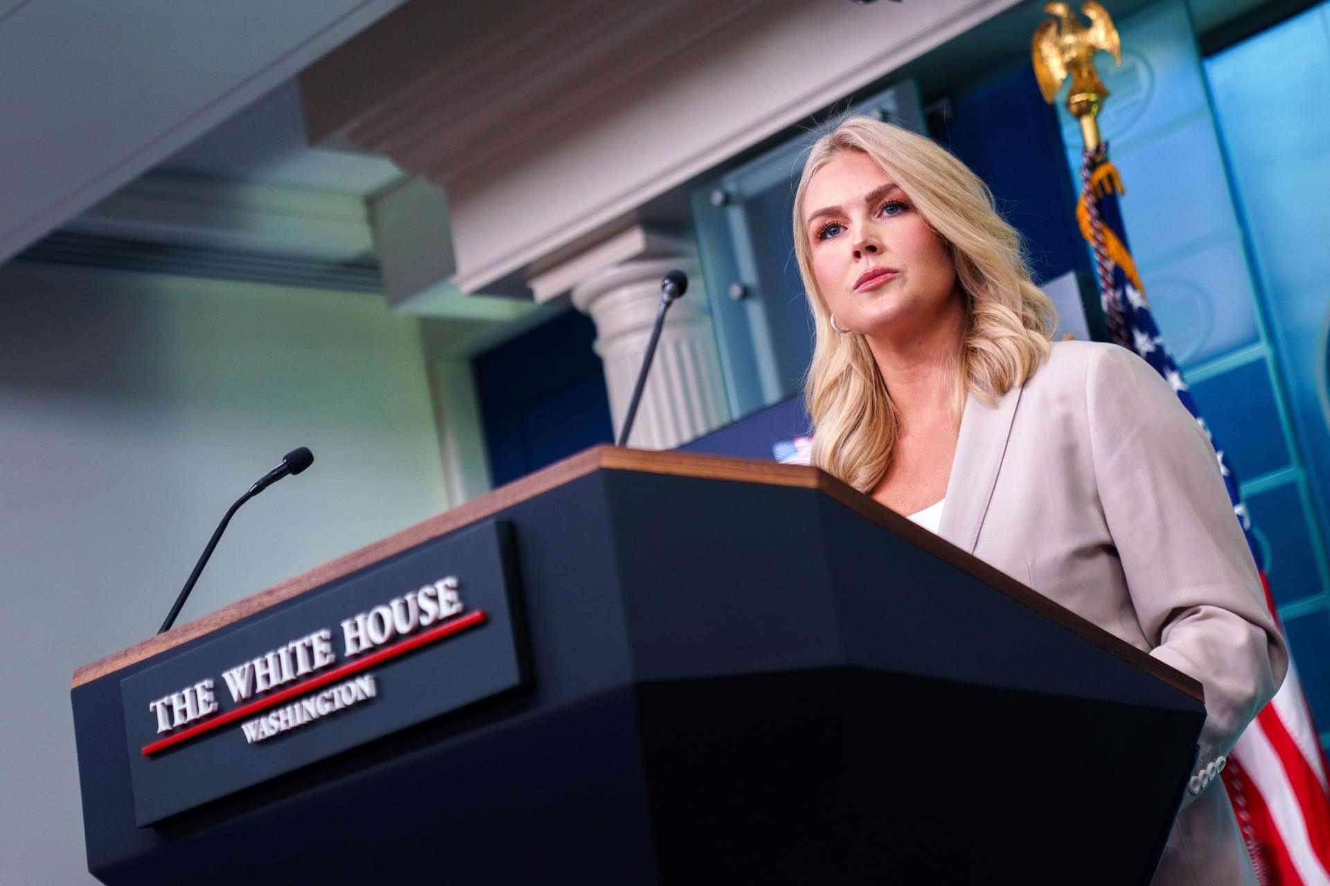 La secretaria de prensa de la Casa Blanca, Karoline Leavitt, habla durante una conferencia de prensa en la Casa Blanca, en Washington, DC, Estados Unidos, el 1 de abril de 2025. EFE/WILL OLIVER