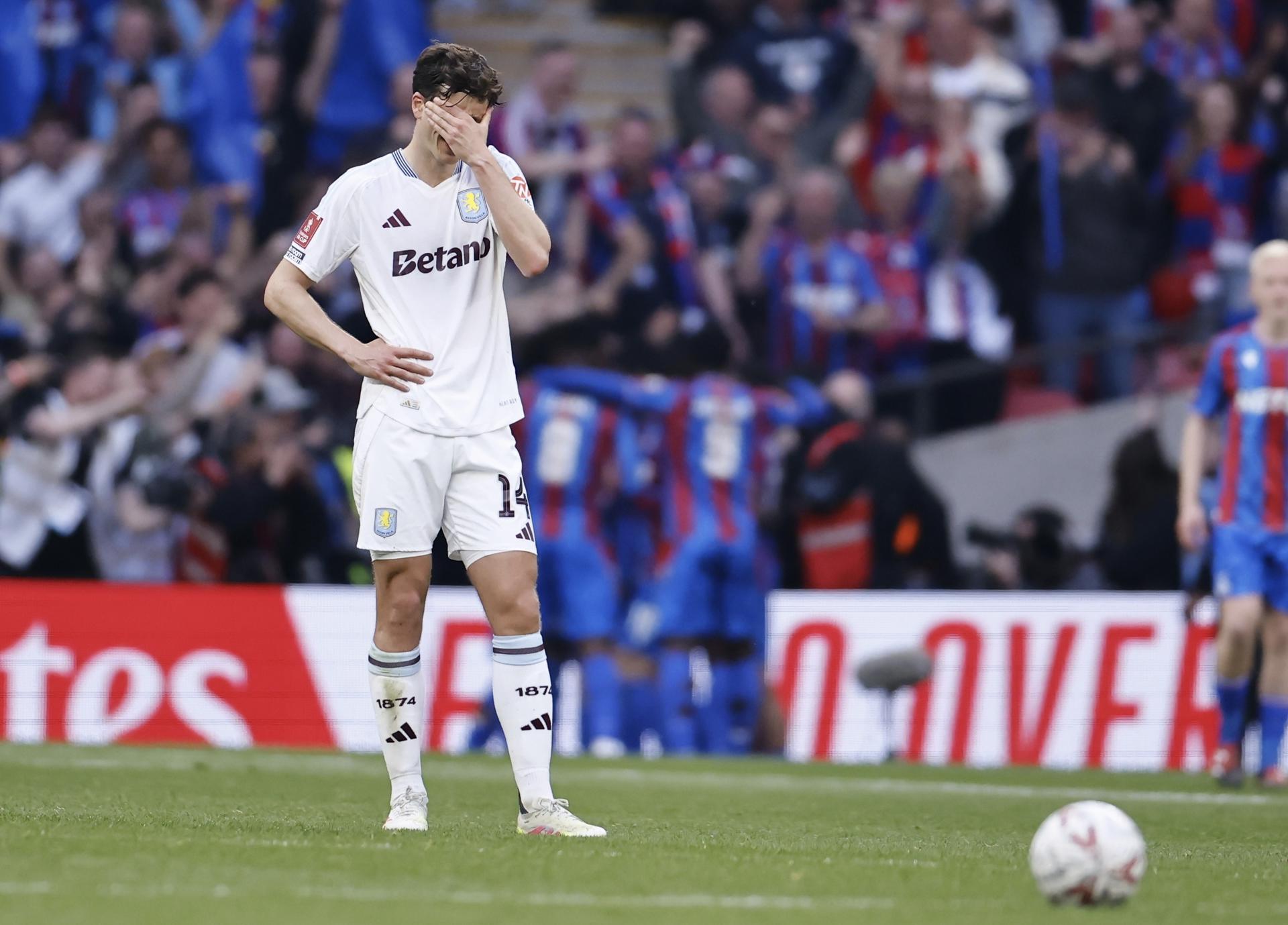 El jugador del Aston Villa Pau Torres reacciona durante la primera semifinal de la FA Cup que han jugado between Crystal Palace y Aston Villa, en Londres, Reino Unido. EFE/EPA/TOLGA AKMEN