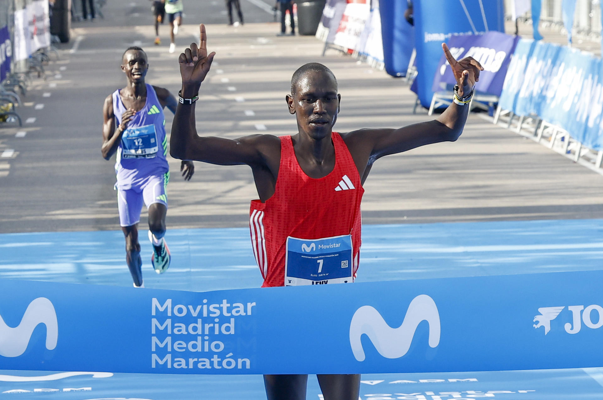 El atleta keniata Levy Kibet Chemasot se impone en la media maratón de Madrid este domingo. EFE/ Chema Moya