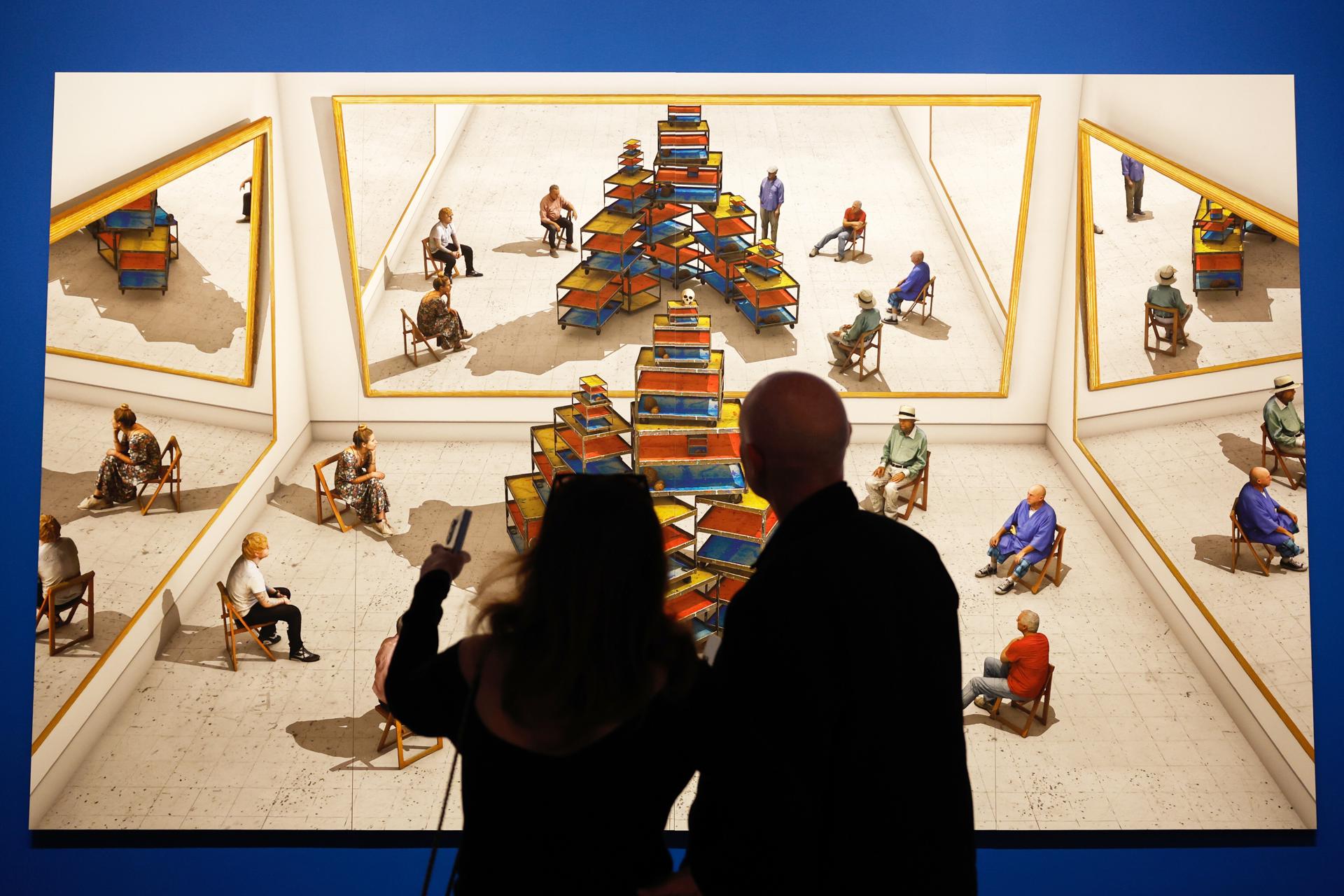 Los visitantes observan la obra 'Espectadores mirando un ready-made con calaveras y espejos, 2018' del artista inglés David Hockney como parte de la exposición 'David Hockney 25' en la Fondation Louis Vuitton en París, Francia, 08 de abril de 2025. La exposición estará abierta del 09 de abril hasta el 31 de agosto de 2025. (Francia) EFE/EPA/MOHAMMED BADRA