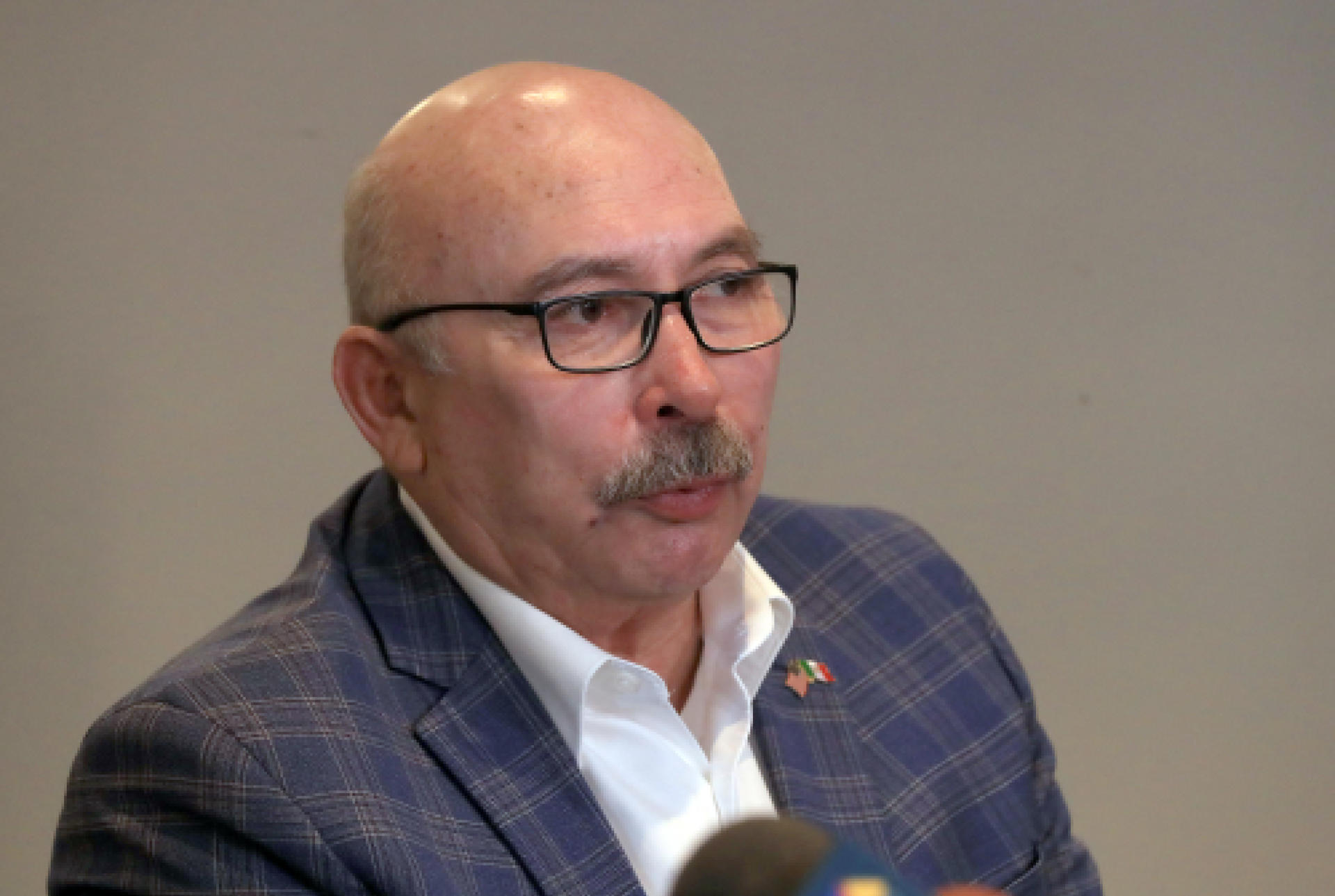 El representante de Municipio de Juárez en El Paso Texas, Juan Acereto, participa este miércoles, en una conferencia de prensa en Ciudad Juárez (México). EFE/ Luis Torres