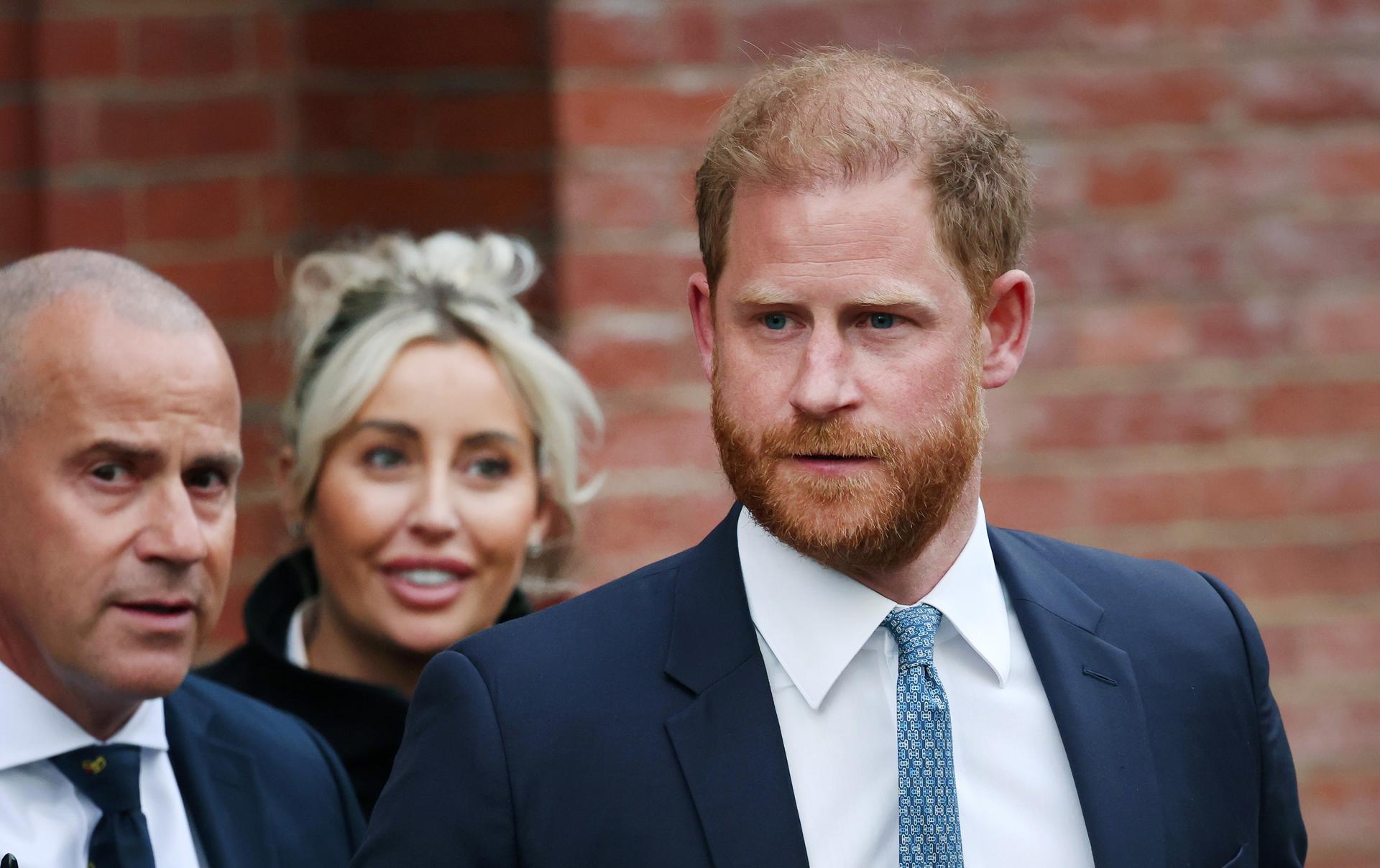 El príncipe Harry de Gran Bretaña sale del Tribunal Superior en Londres, Gran Bretaña, 08 de abril de 2025. El príncipe Harry está apelando contra un fallo del Tribunal Superior que afirma que no se le debe proporcionar el mismo nivel de protección que se otorga a otros miembros trabajadores de la familia real.  (Reino Unido, Londres) EFE/EPA/ANDY RAIN