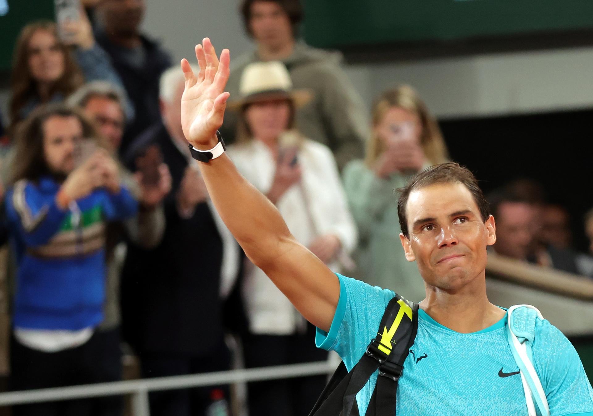 Rafael Nadal se despide del público, tras perder en primera ronda ante el alemán Alexander Zverev, en su último Roland Garros, el 27 de mayo de 2024. EFE/EPA/TERESA SUAREZ