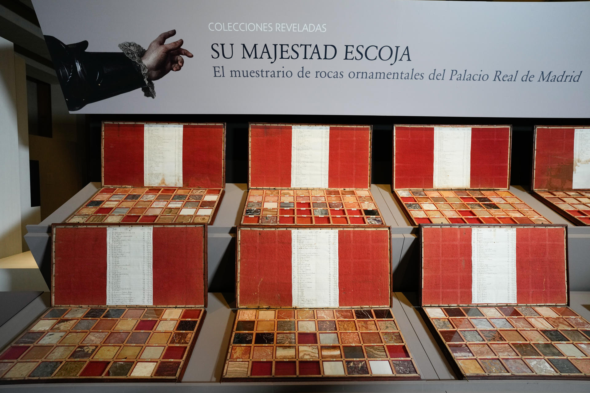 Presentan de la exposición 'Su Majestad escoja: el muestrario de rocas ornamentales del Palacio Real de Madrid', este jueves en la Galería de las Colecciones Reales, en Madrid. EFE/ Borja Sanchez-trillo
