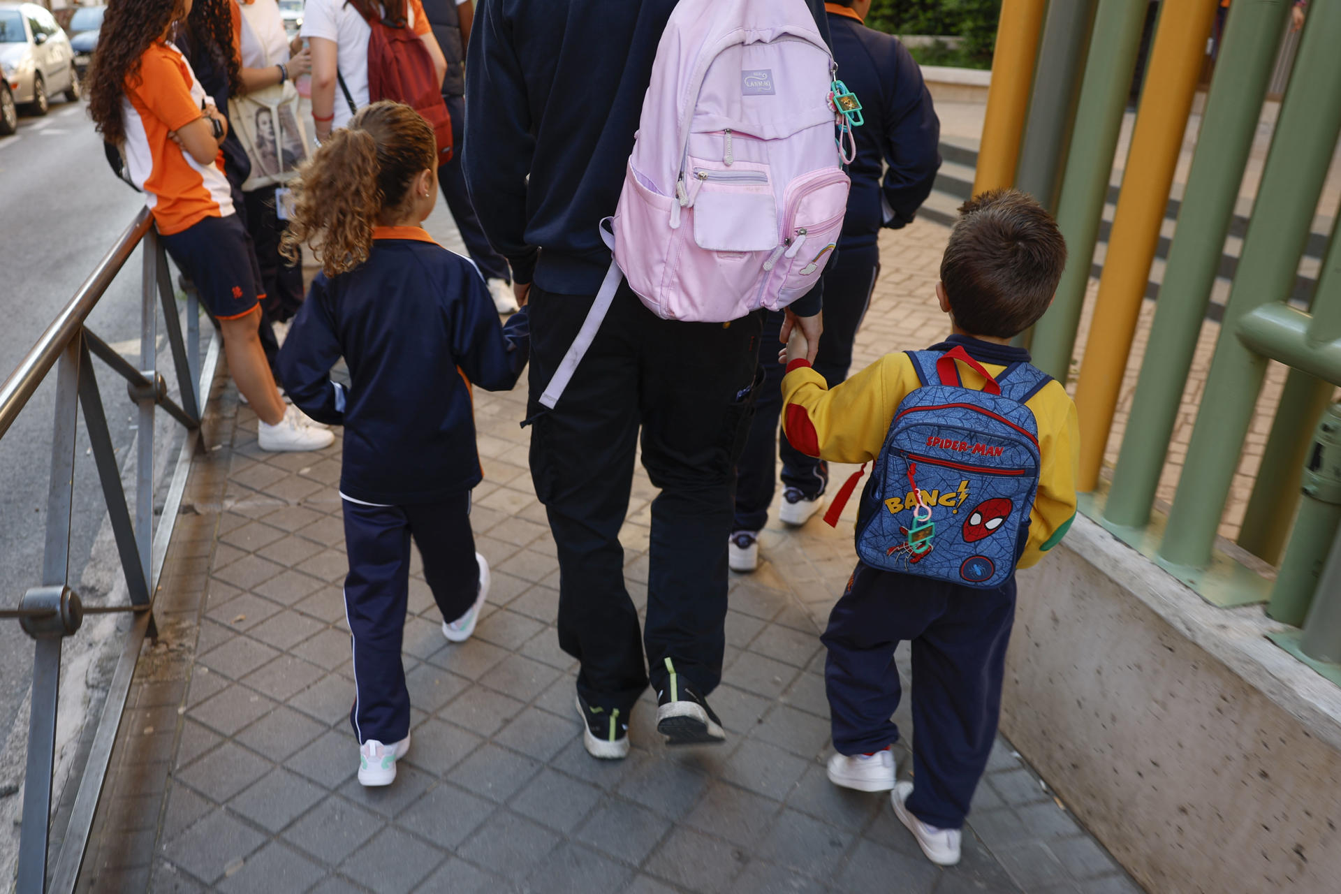 Un padre acerca a sus hijos al Colegio Nazaret, en el madrileño distrito de Carabanchel, este martes, tras el apagón eléctrico que afectó a la península desde las 12.30 horas del lunes y que mantuvo sin luz a los municipios madrileños hasta bien entrada la tarde y, en el caso de la capital de España, en bastantes zonas hasta caída la noche. EFE/Mariscal