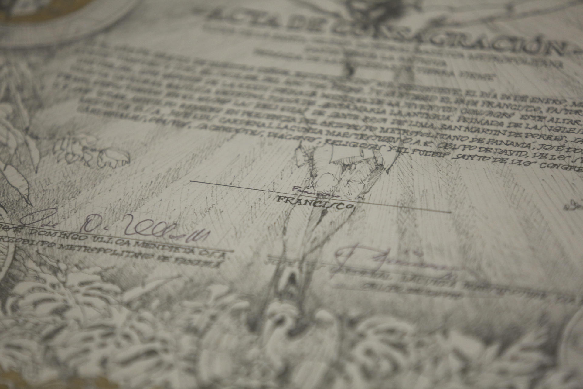 Detalle de la firma del papa Francisco en una placa de la Catedral Basílica Santa María la Antigua de Panamá, este lunes, 21 de abril, en el Casco Antiguo de Ciudad de Panamá (Panamá). EFE/Carlos Lemos