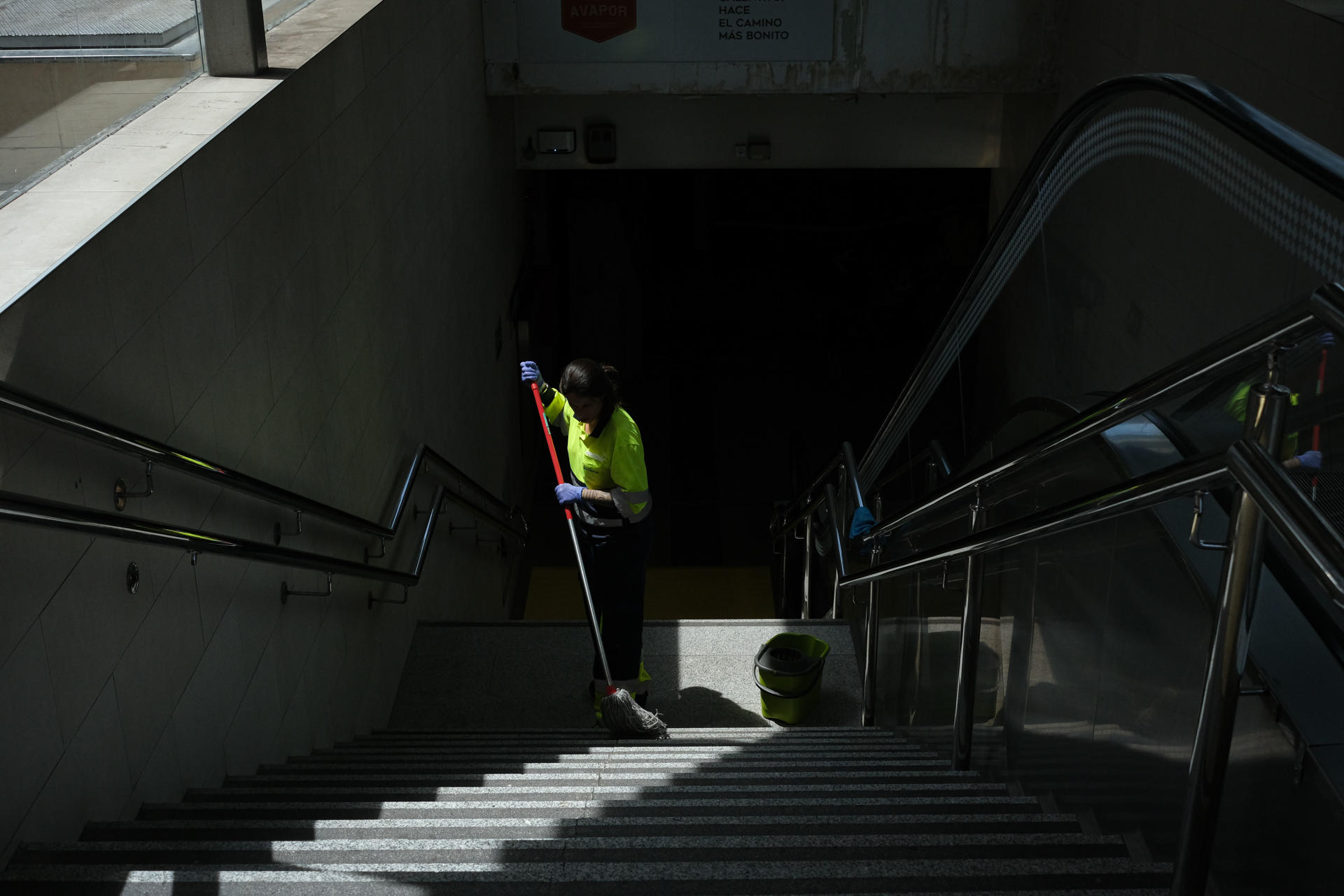 Estación de trenes de Carrús en Elche, la cual ha permanecido con sus puertas giratorias abiertas y gratuitas, debido a los fallos en el sistema que provocó ayer el apagón eléctrico. EFE / Pablo Miranzo
