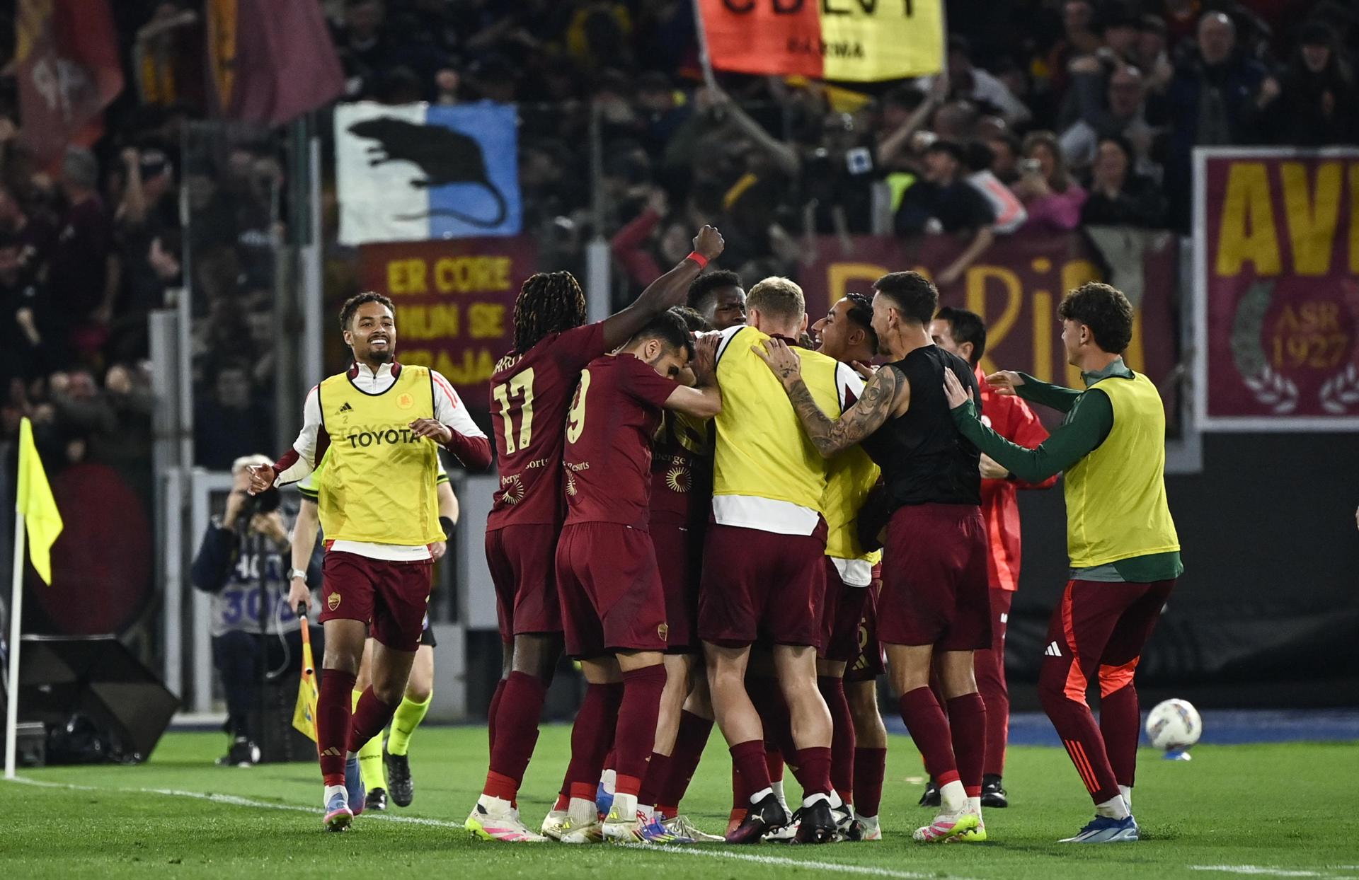 EL jugador del Roma Matias Soule celebra un gol con sus compañeros durante el partido que han jugado en el Olímpico de Roma SS Lazio y AS Roma en Roma, Italia. EFE/EPA/Riccardo Antimiani