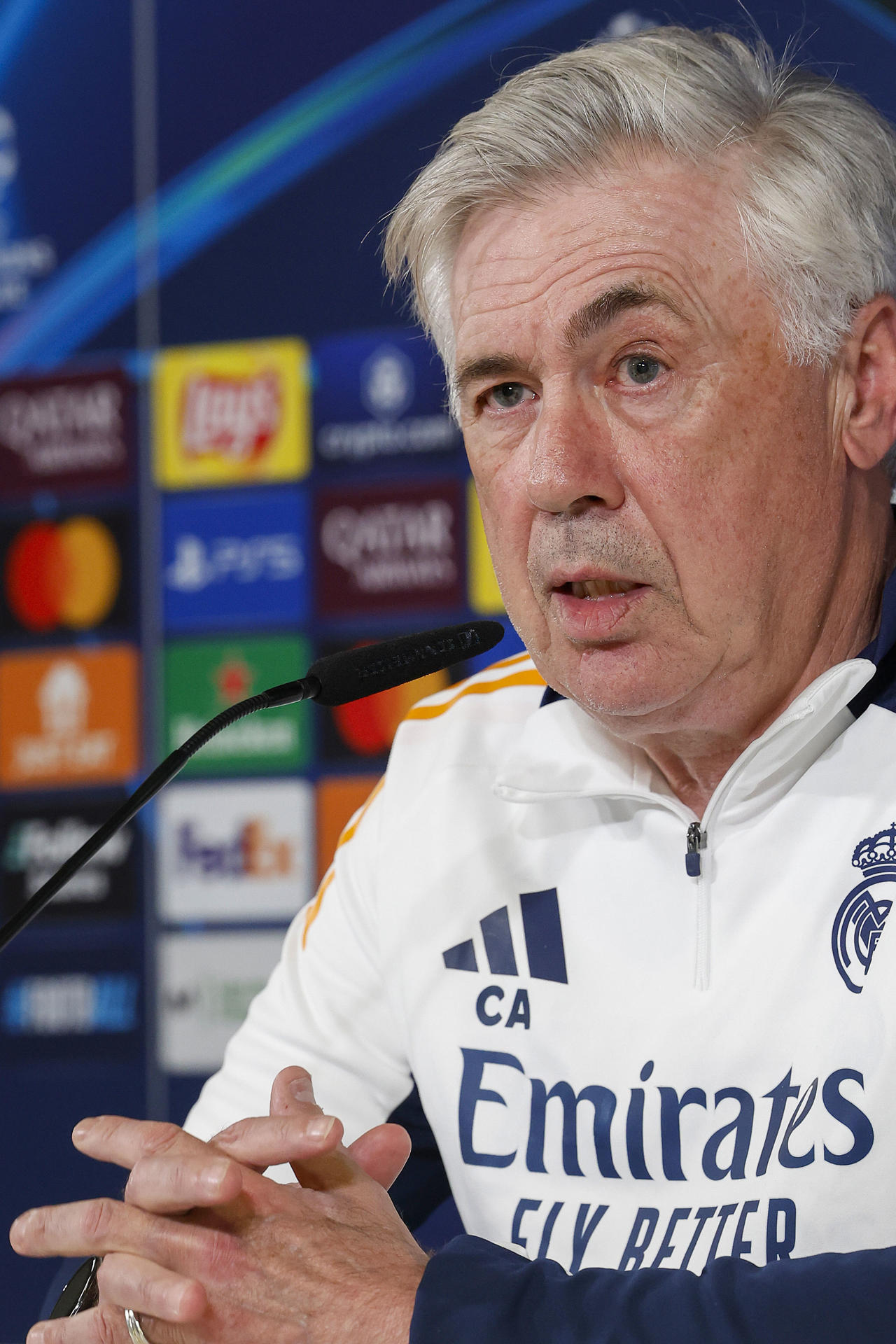El entrenador del Real Madrid, Carlo Ancelotti, ofrece una rueda de prensa este martes, en la Ciudad Real Madrid de Valdebebas, previa al partido de mañana de la Liga de Campeones ante el Arsenal. EFE/ J.P.Gandul