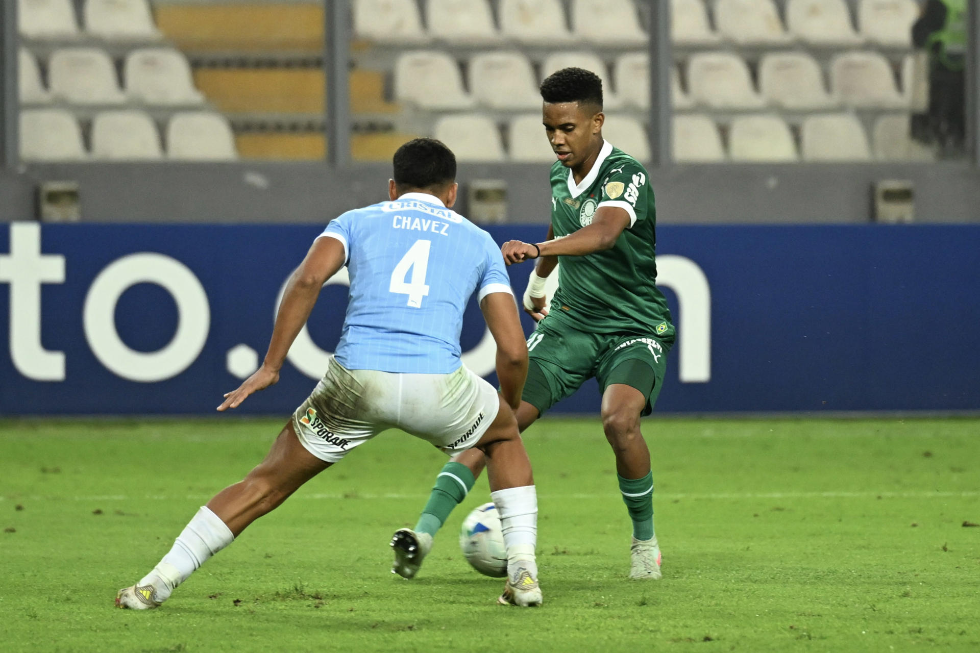 Gianfranco Chávez (i) de Sporting Cristal disputa el balón con Estêvão de Palmeiras en un partido de la fase de grupos de la Copa Libertadores . EFE/ Paloma del Solar