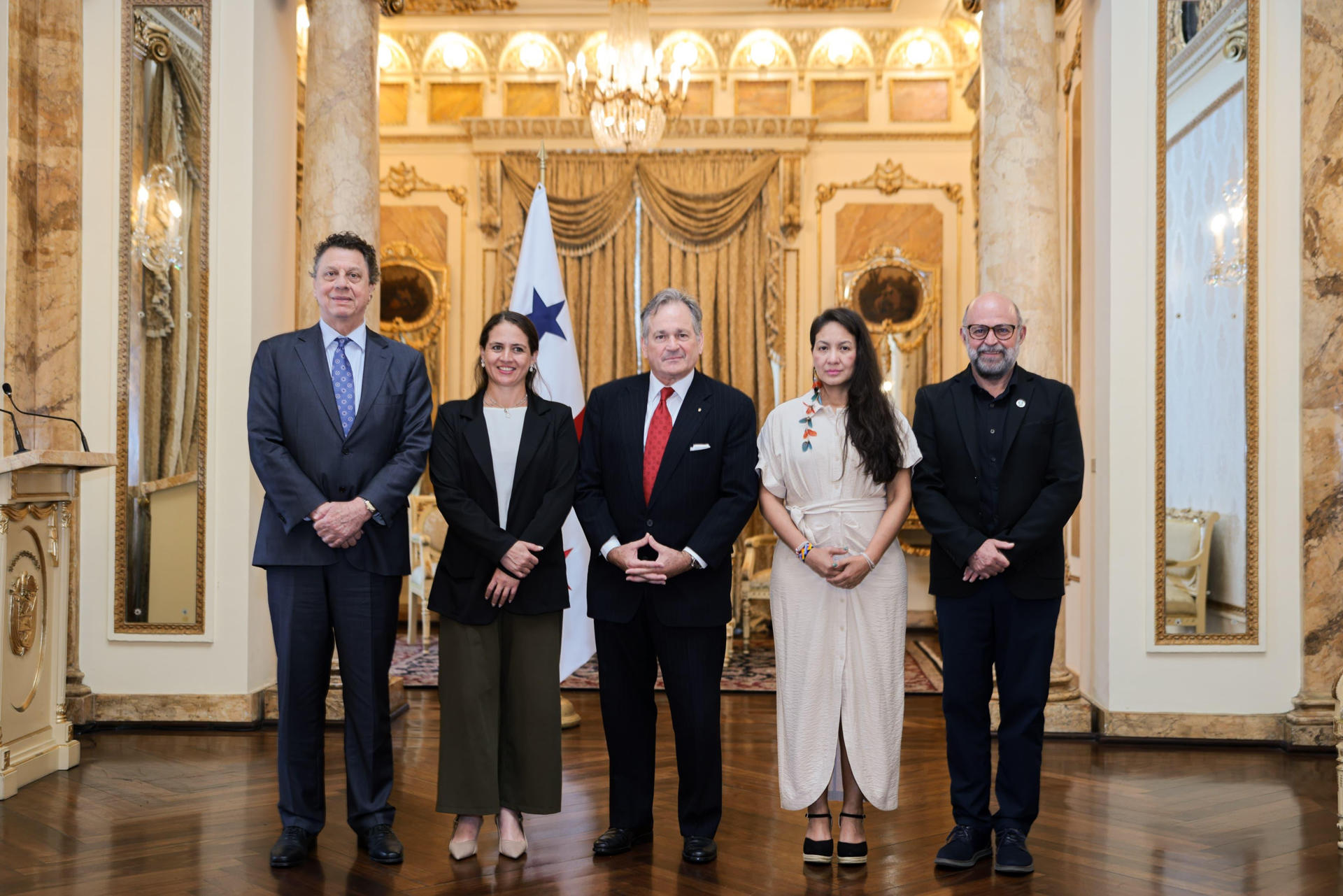Fotografía cedida por el Gobierno de Panamá de los ministros de Ambiente de Costa Rica, Franz Tattenbach (i); de Ecuador, María Cristina Recalde (2i); de Panamá, Juan Carlos Navarro (c); de Colombia, Lena Estrada (2d), y el director ejecutivo y presidente del Fondo para el Medio Ambiente Mundial (GEF), Carlos Manuel Rodríguez, durante una reunión este viernes, en la sede del Ministerio de Relaciones Exteriores de Panamá, en Ciudad de Panamá (Panamá). EFE/ Gobierno De Panamá