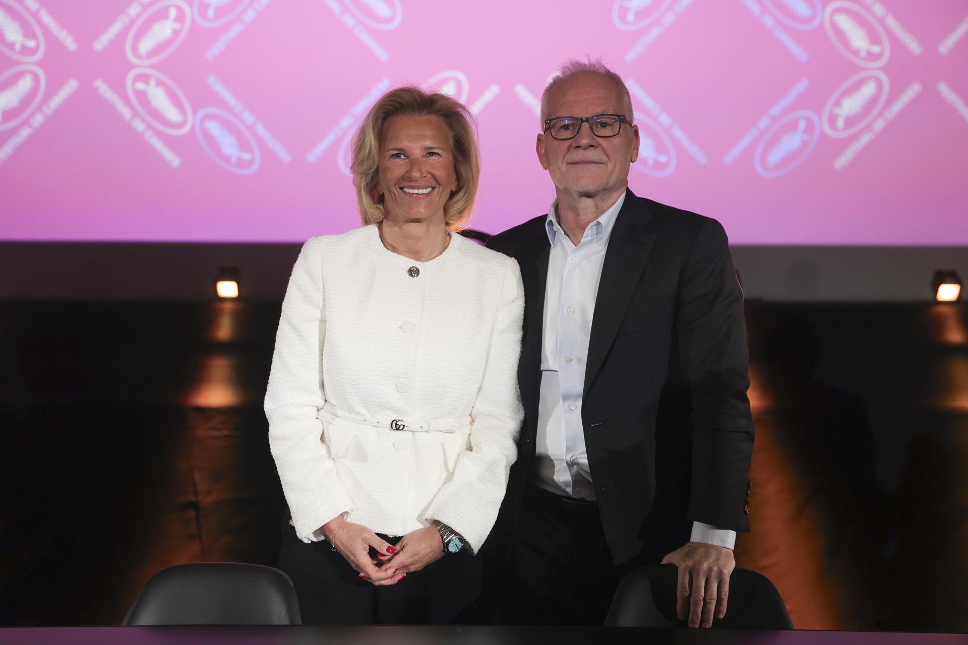 El delegado general del festival, Thierry Frémaux, y la presidenta del festival, Iris Knobloch, durante la presentación de la 78 edición de Cannes. EFE/EPA/Teresa Suarez