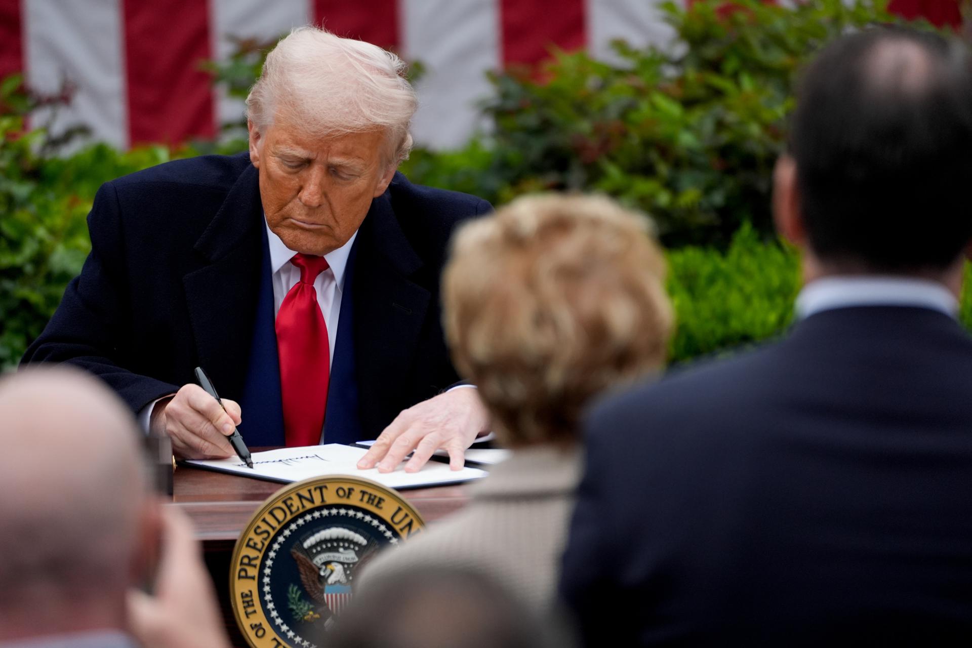El presidente de Estados Unidos, Donald Trump, anunció este miércoles la imposición de aranceles del 10 % para las importaciones procedentes de Ecuador. EFE/EPA/KENT NISHIMURA / POOL
