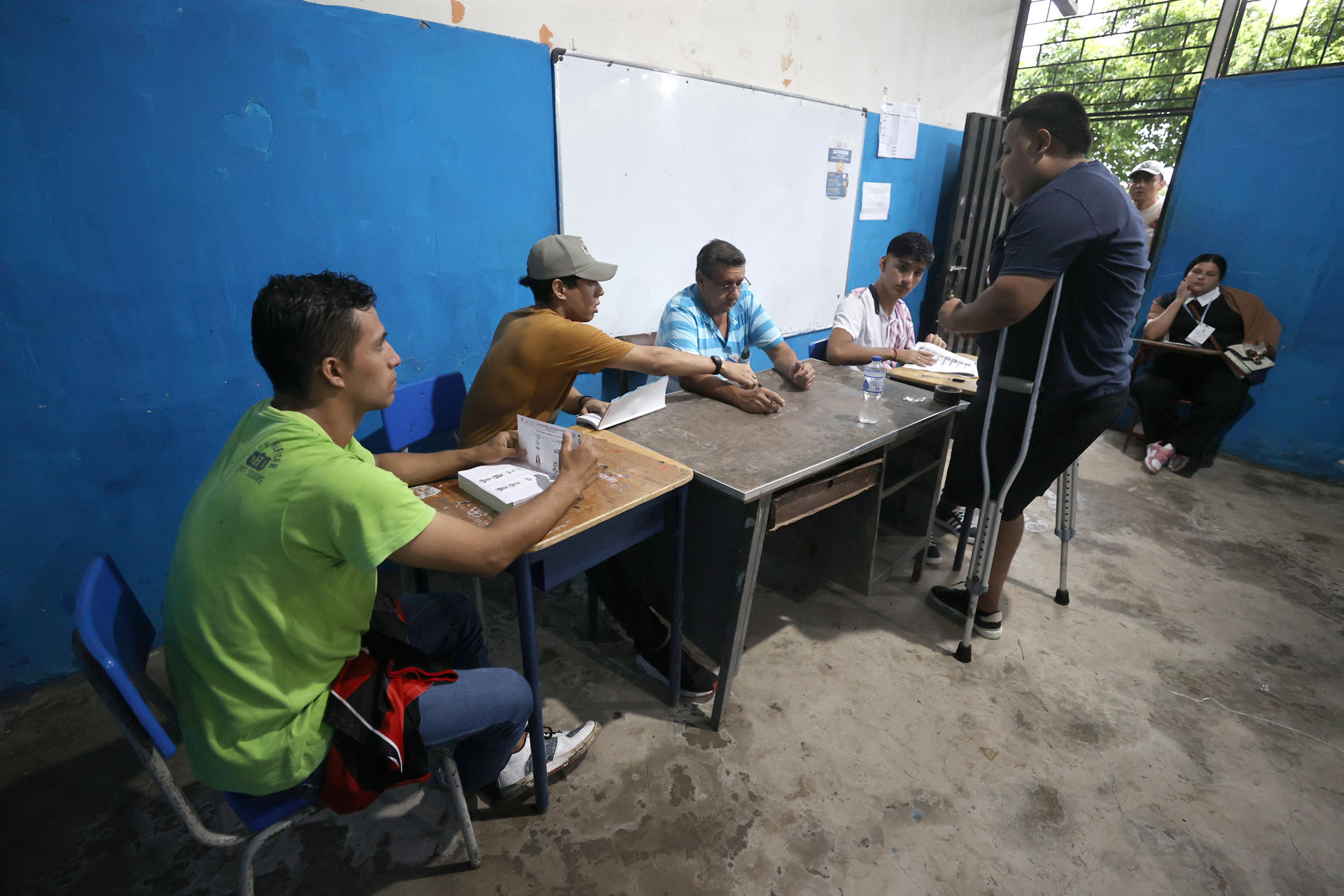 Una persona vota durante la jornada electoral este domingo en Canuto (Ecuador). EFE/José Jácome