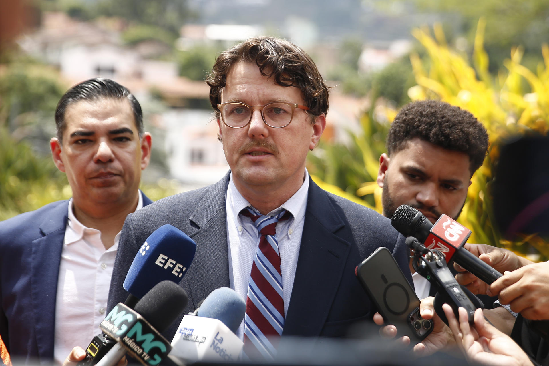 El abogado Chris Newman (c), quien dice ser el representante de la familia del salvadoreño Kilmar Ábrego, habla durante una rueda de prensa este lunes, 21 de abril, en San Salvador (El Salvador). EFE/Rodrigo Sura
