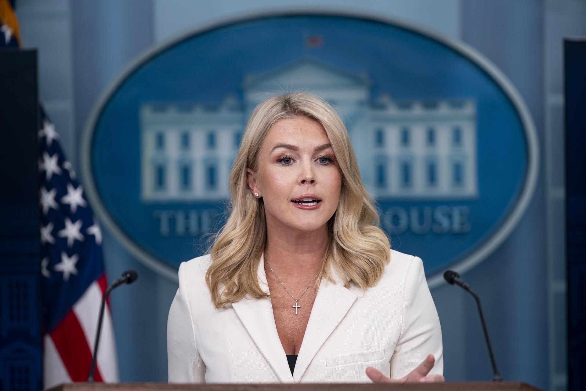 La secretaria de Prensa de la Casa Blanca, Karoline Leavitt, habla durante una conferencia de prensa en Washington, D.C., EE. UU., el 8 de abril de 2025. EFE/EPA/AL DRAGO / POOL