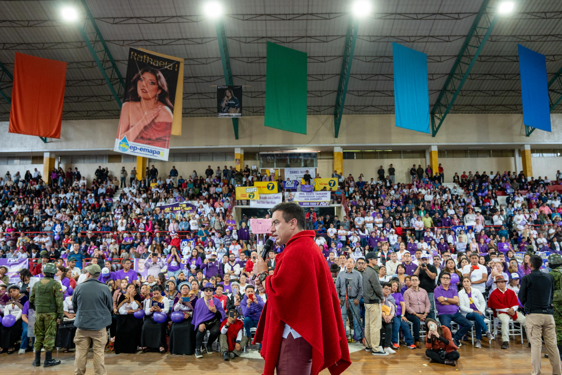 El presidente de Ecuador y candidato a la reelección, Daniel Noboa, habla durante un acto de campaña electoral este miércoles, en Guaranda (Ecuador). EFE/ Mauricio Torres