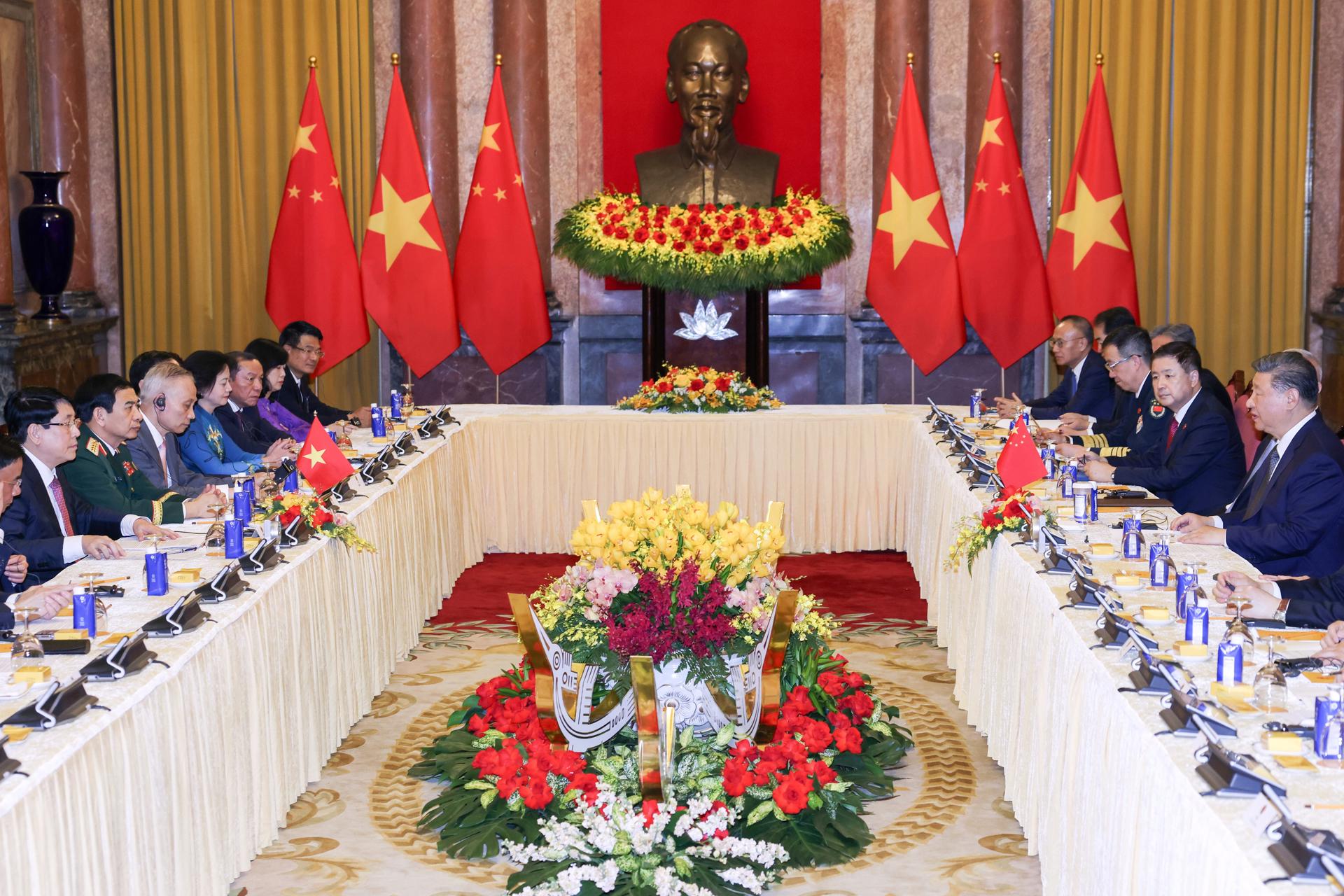 El presidente de China, Xi Jinping (2-d), durante la reunión con su homólogo vietnamina, Luong Cuong (2-i), durante la visita del líder de Pekín a Hanói.
EFE/EPA/MINH HOANG / POOL