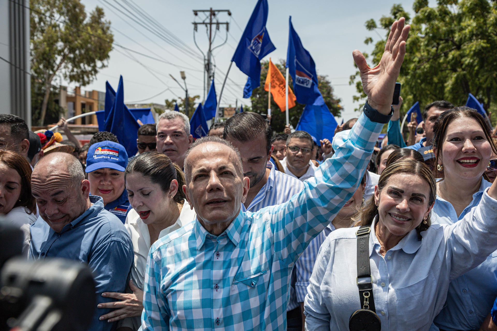 El gobernador del estado venezolano de Zulia (noroeste), el opositor Manuel Rosales (c), marcha hacia la oficina del CNE para inscribir su candidatura este sábado, en Maracaibo (Venezuela). EFE/ Henry Chirinos