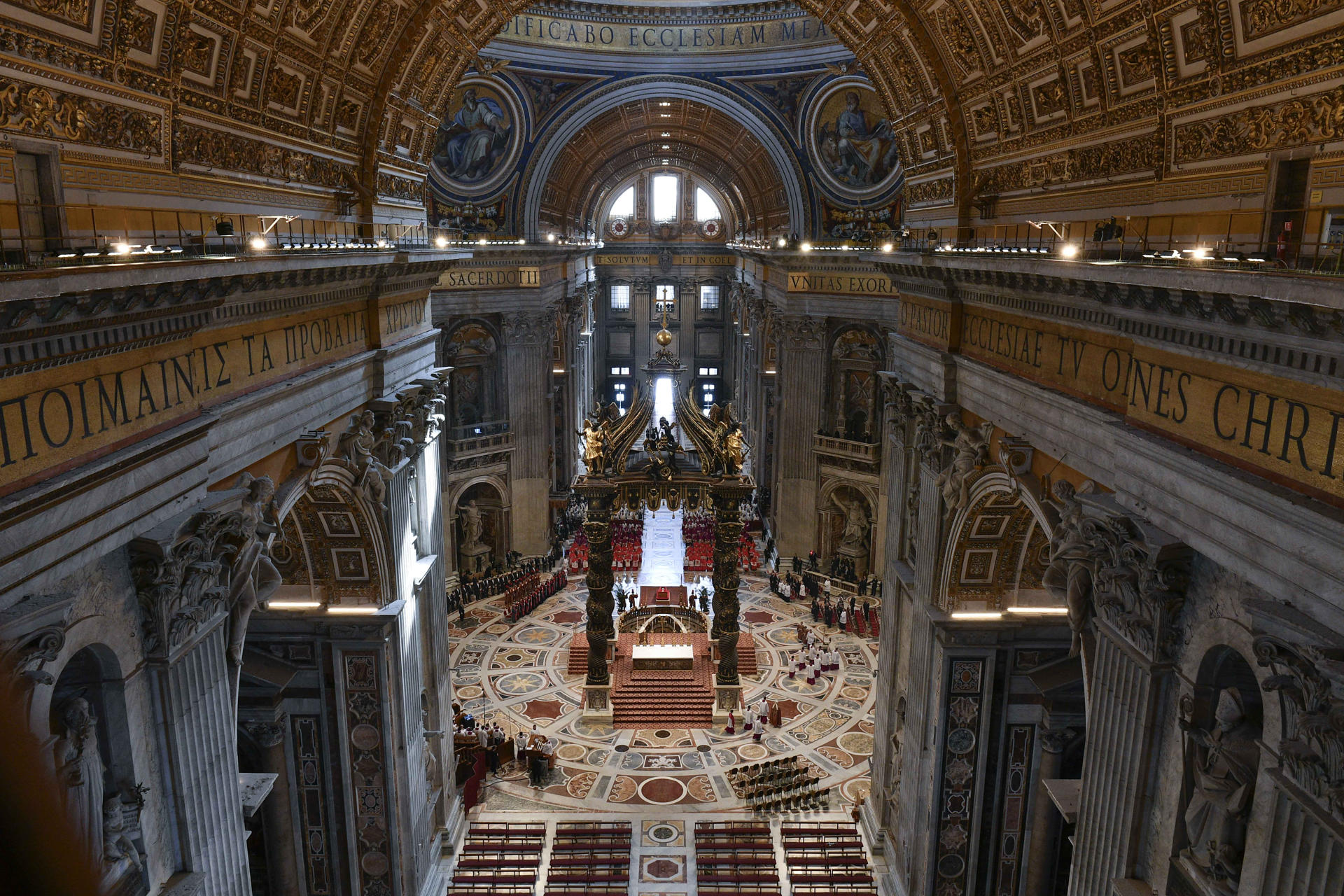 El féretro abierto del papa Francisco, en la basílica de San Pedro ante el Altar de la Confesión antes de que los fieles puedan darle el último adiós, este miércoles. La ceremonia del traslado del féretro del papa Francisco, que falleció este lunes a los 88 años, de la capilla de Santa Marta, comenzó a las 9.00 hora local (7.00 GMT ) desde la que fue su residencia, a la basílica de San Pedro. EFE/ Mario Tomassetti/Dicasterio Para La Comunicación Del Vaticano SOLO USO EDITORIAL/SOLO DISPONIBLE PARA ILUSTRAR LA NOTICIA QUE ACOMPAÑA (CRÉDITO OBLIGATORIO)
