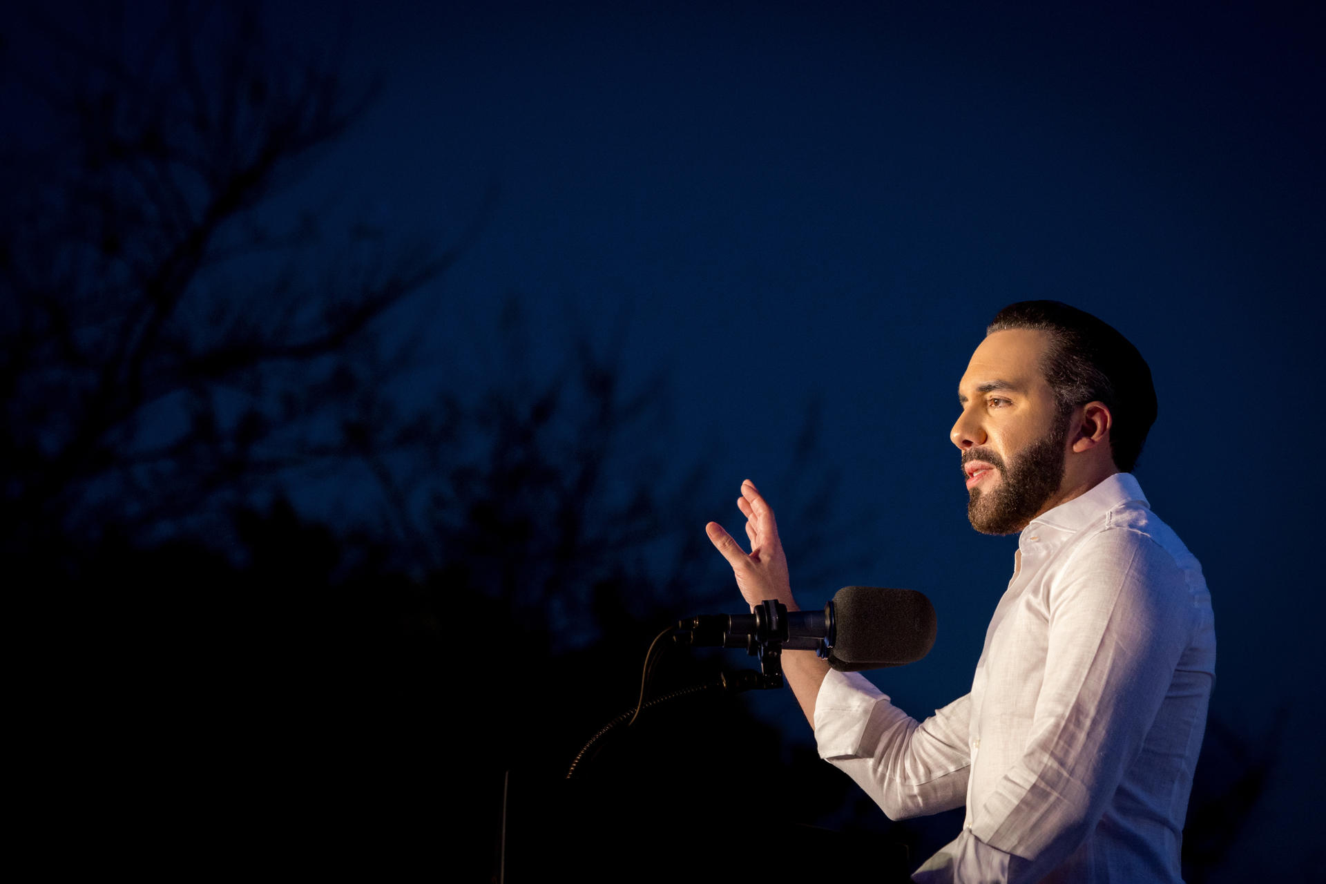 Fotografía cedida por la Presidencia de El Salvador del mandatario, Nayib Bukele, durante la inauguración de una carretera este jueves, en San Miguel (El Salvador). EFE/ Presidencia De El Salvador