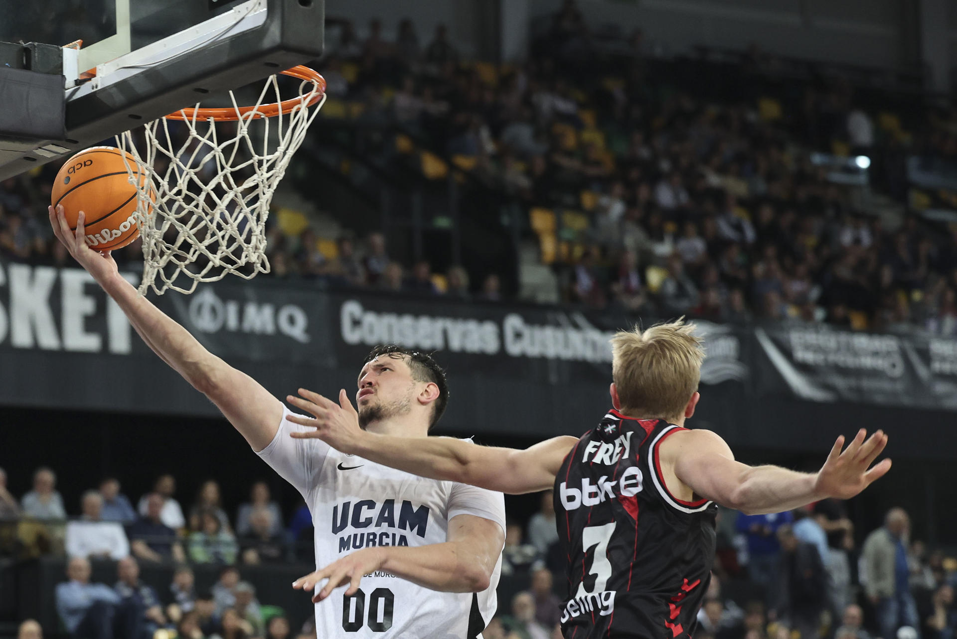 El base noruego del Bilbao Basket, Harald Frey (d) defiende al ala pívot letón del UCAM Murcia Rodions Kurucs durante el partido de Liga Endesa entre el Bilbao Basket y el UCAM Murcia, este domingo en el Bilbao Arena. EFE/ Luis Tejido