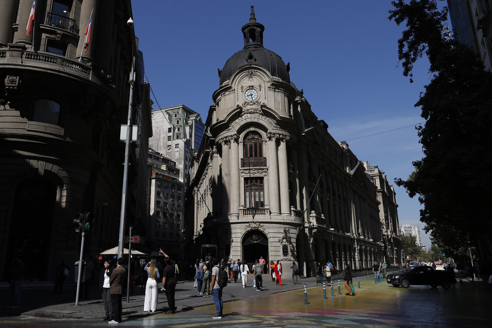 Fotografía del 16 de abril 2025 del edificio de la Bolsa de Comercio en Santiago (Chile). La Bolsa de Santiago abrió este lunes con una leve alza de 0,3 %, en línea con los mercados globales que esperan novedades en la guerra comercial entre Estados Unidos y China. EFE/ Elvis González