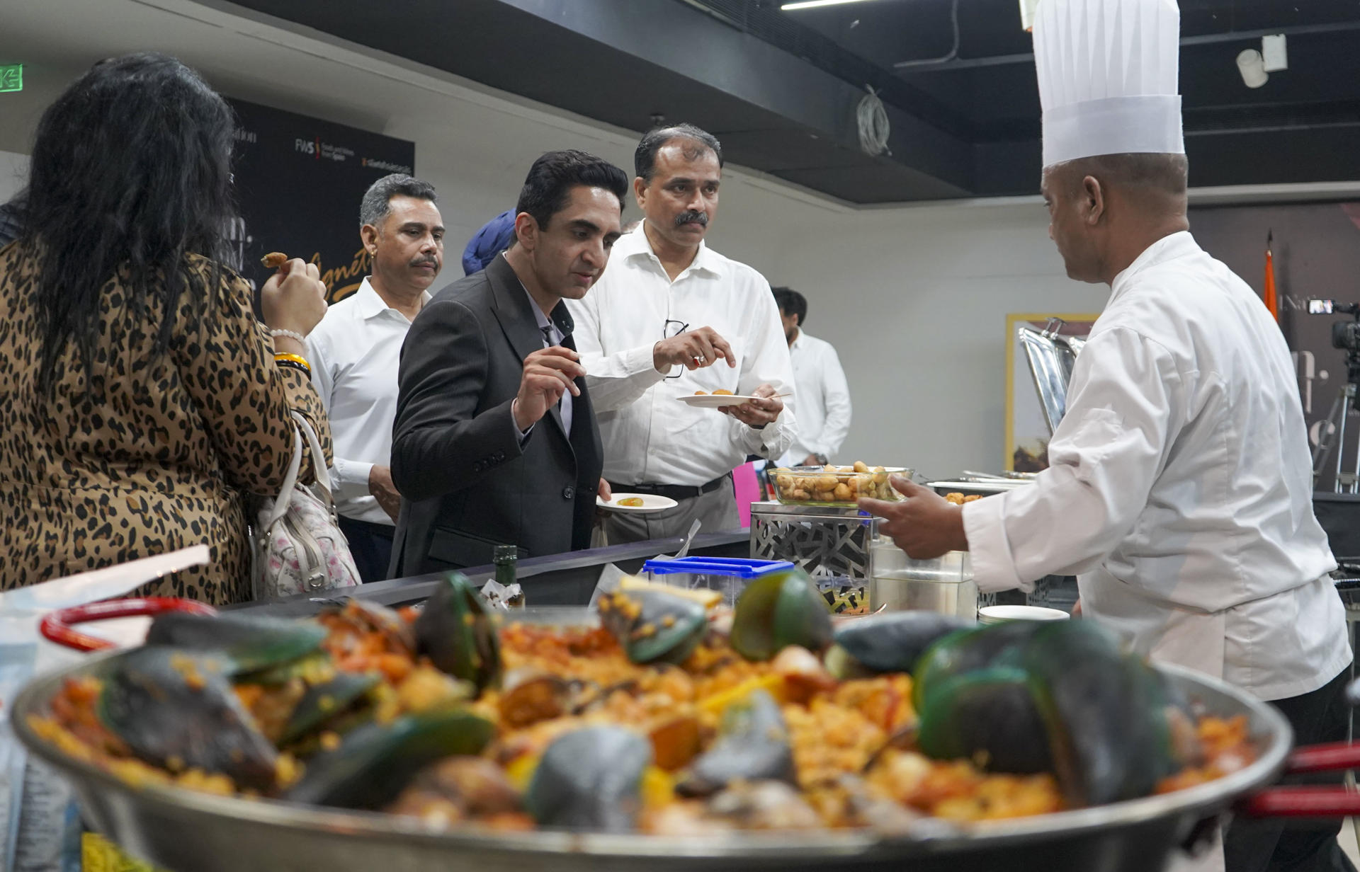 Evento organizado por la Oficina Económica y Comercial de España en Nueva Delhi, 'Spain: A Land of Taste' (España, una tierra de sabor), claro ejemplo de la diplomacia culinaria, en el que quedó claro que el reto va más allá de exportar aceite de oliva o vino: se trata de conquistar el gusto de un consumidor exigente y profundamente arraigado a sus propias tradiciones culinarias. EFE/Lucía Goñi