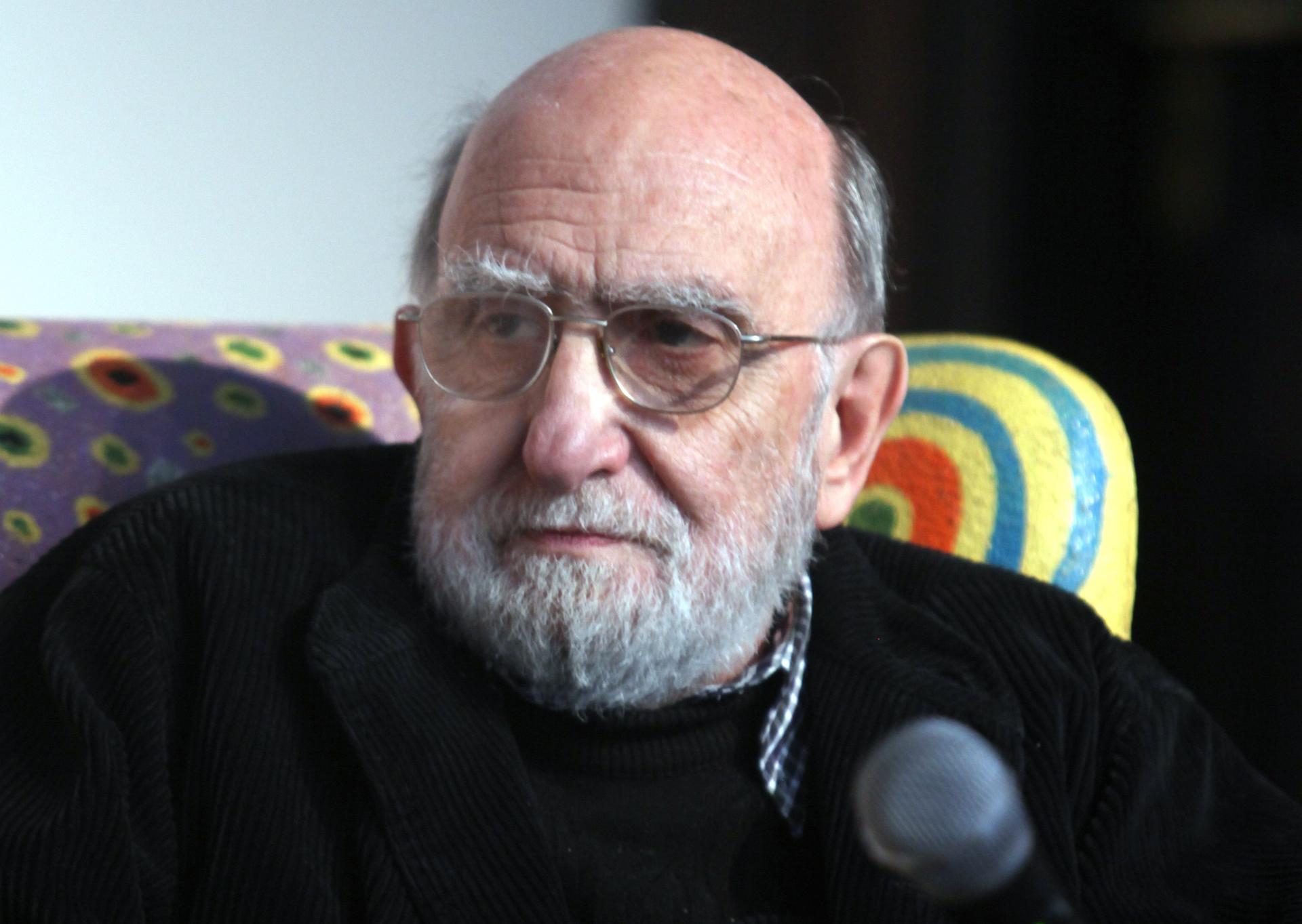 Fotografía de archivo, tomada en julio de 2012, en la que aparece el destacado artista plástico argentino Luis Felipe Noé, durante una entrevista con EFE, en Montevideo (Uruguay). Noé falleció este miércoles, 9 de abril, en Buenos Aires a los 91 años de edad. EFE/Iván Franco