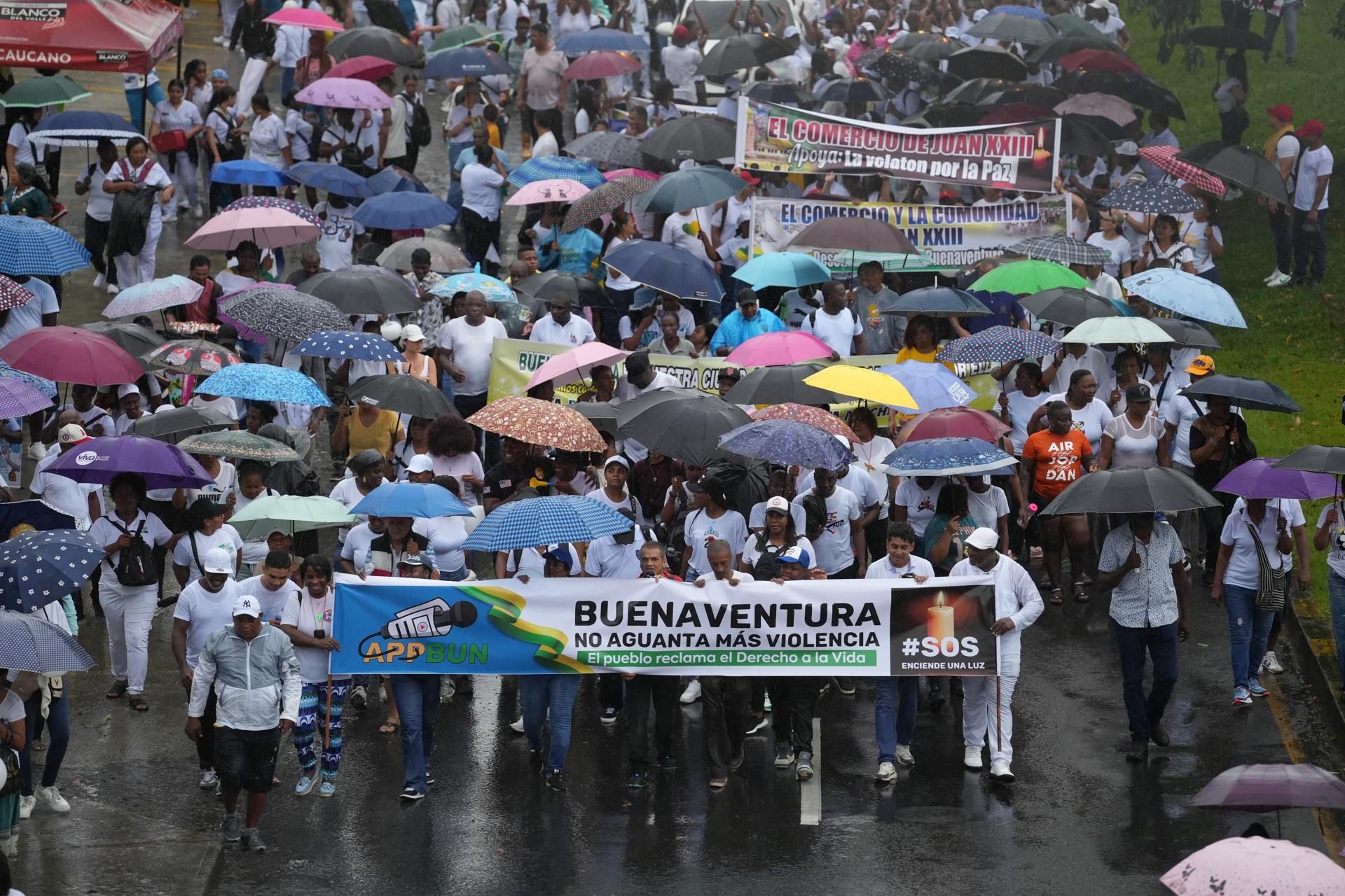 Un grupo de personas participa de una marcha este jueves, en Buenaventura (Colombia). EFE/ Ernesto Guzmán