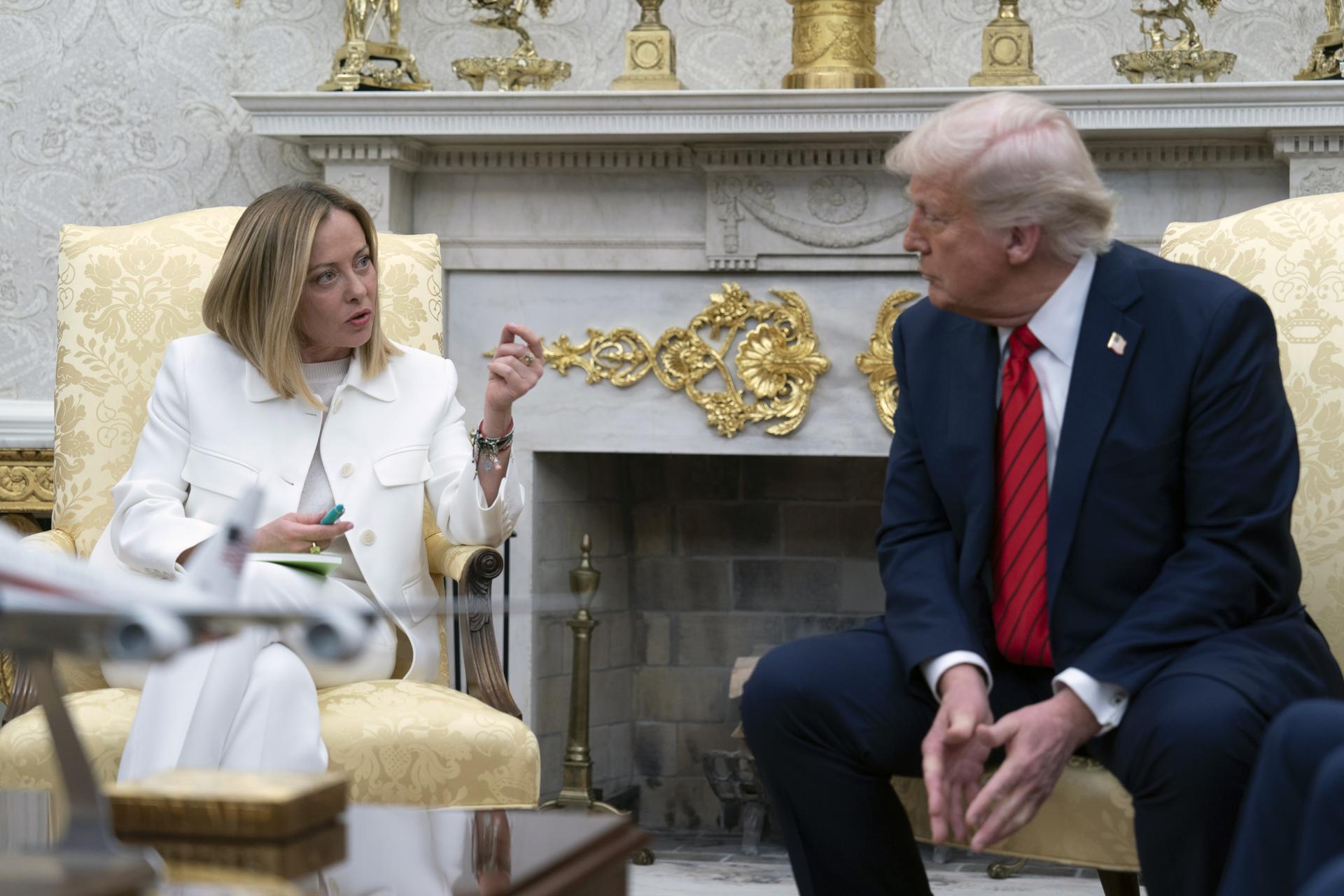 El presidente de EE.UU., Donald Trump (d), y la primera ministra italiana, Giorgia Meloni, se reúnen en el Despacho Oval de la Casa Blanca en Washington, DC, EE.UU. EFE/EPA/CHRIS KLEPONIS / POOL