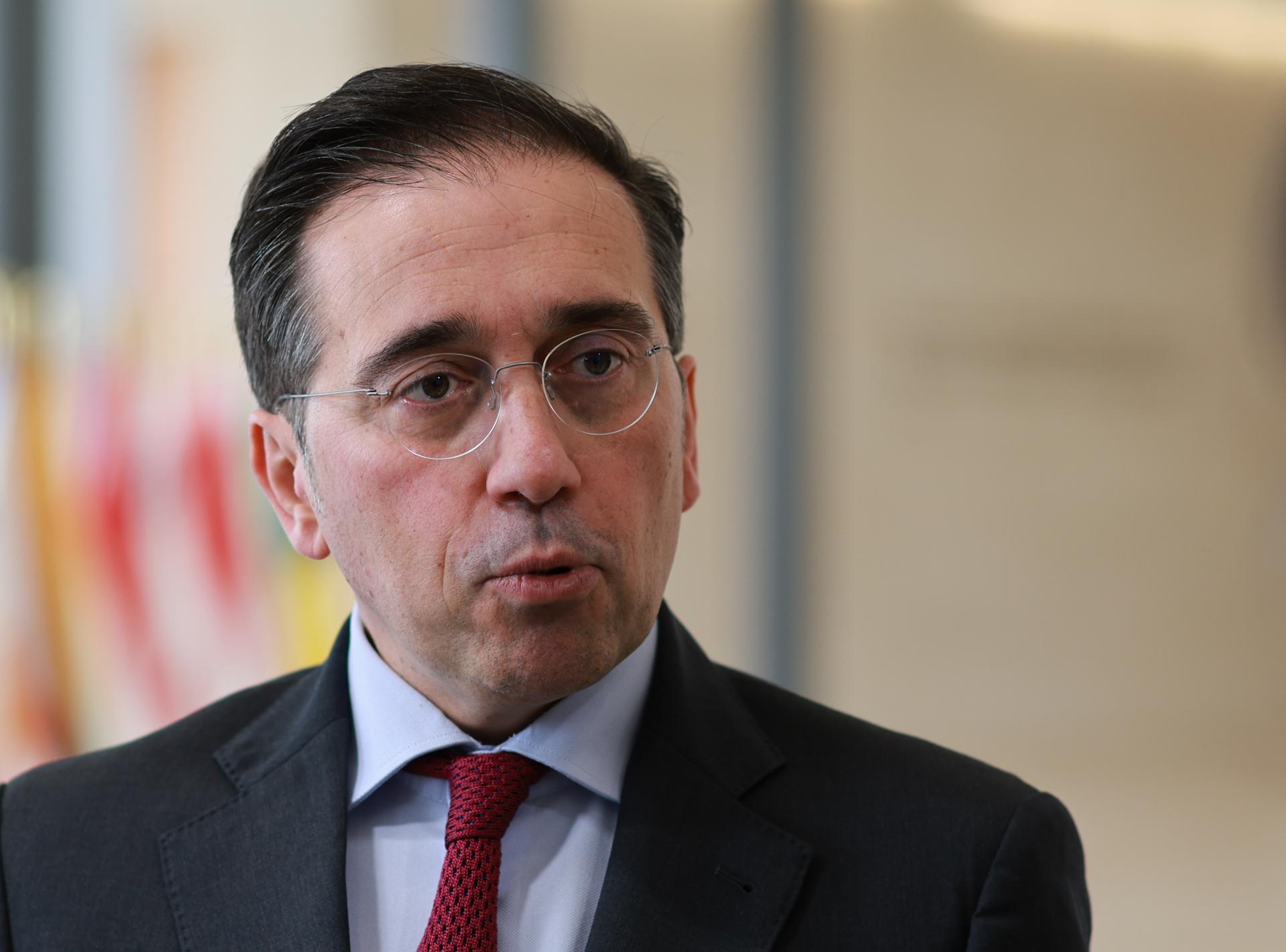 El ministro español de Asuntos Exteriores, José Manuel Albares, habla con los medios durante el Consejo de Asuntos Exteriores de la Unión Europea en la ciudad de Luxemburgo, el 14 de abril de 2025. EFE/EPA/OLIVIER HOSLET