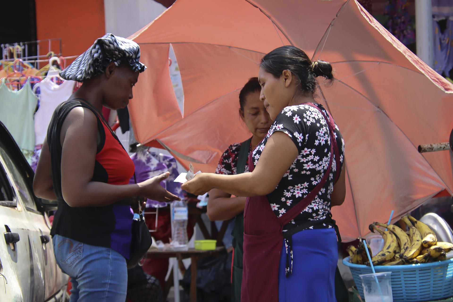 Una migrante compra algo de comer este jueves en el municipio de Tapachula en Chiapas (México). EFE/Juan Manuel Blanco