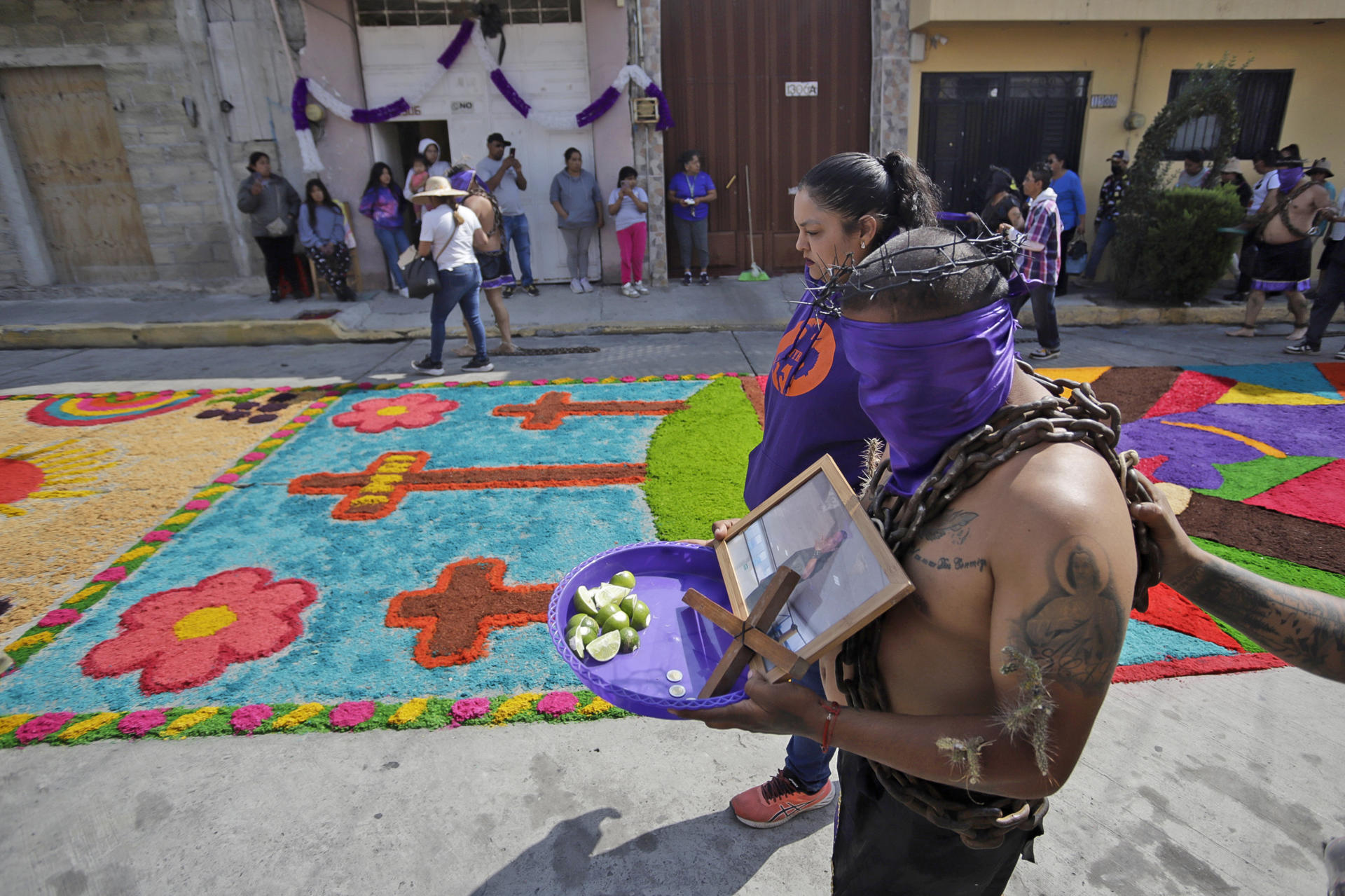 Engrillados recorren las principales avenidas como penitencia durante la procesión de Viernes Santo, en el municipio de Atlixco en Puebla (México). EFE/ Hilda Ríos