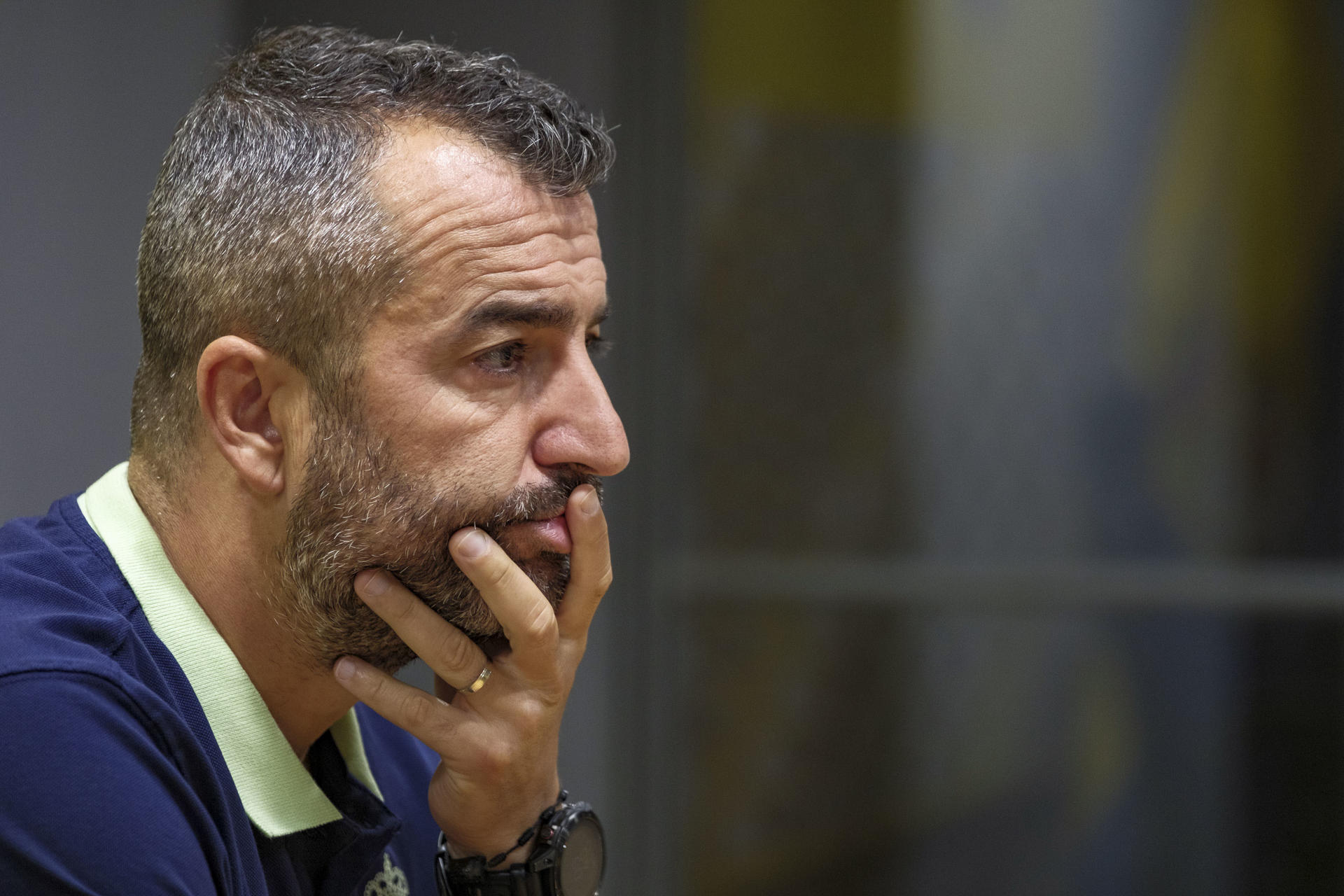 El entrenador de la UD Las Palmas, Diego Martínez, analiza en rueda de prensa el choque que enfrenta a su equipo contra el Atlético de Madrid, este sábado en el Estadio de Gran Canaria. EFE/ Angel Medina G.