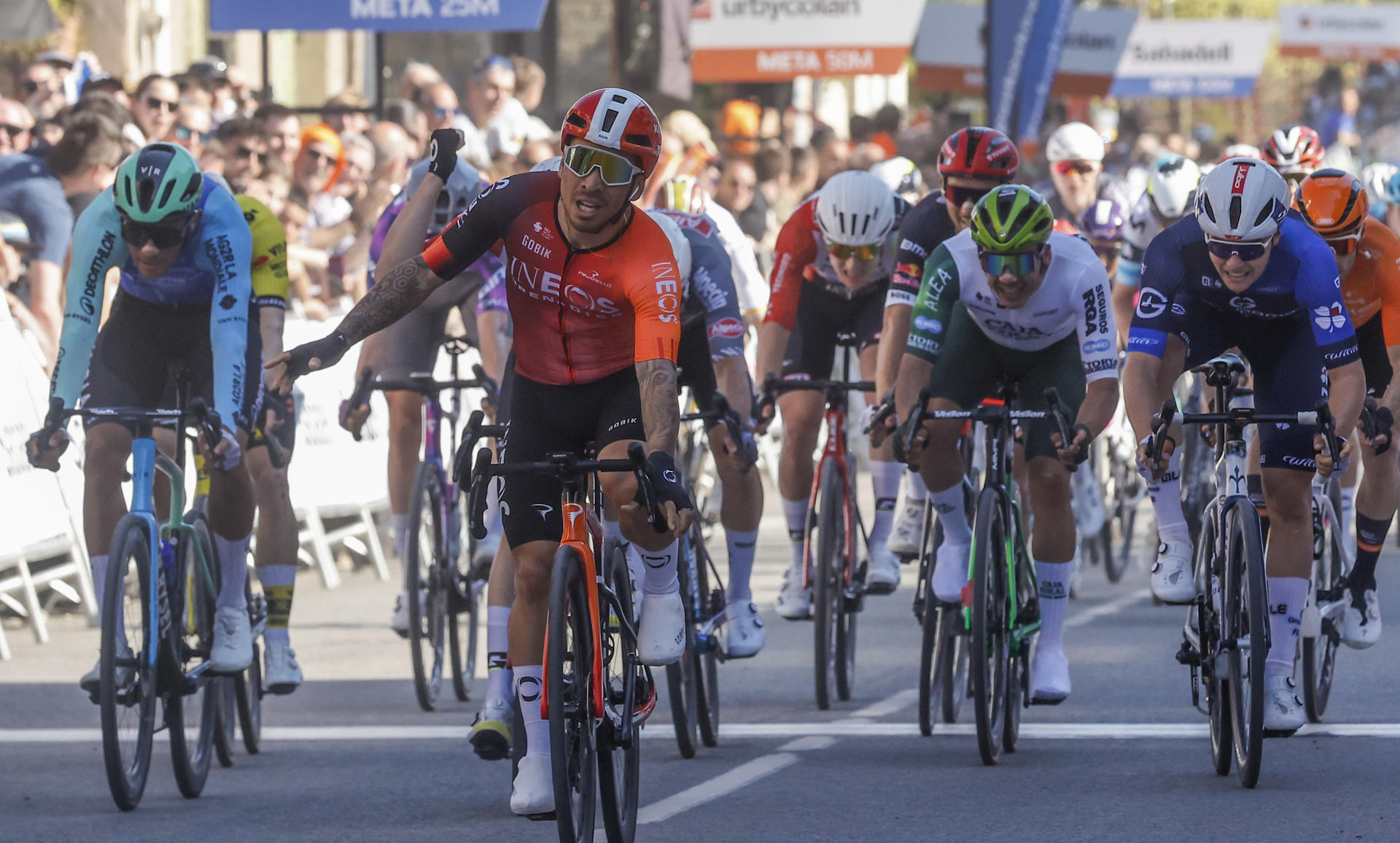 El ciclista Caleb Ewan (c), del equipo Ineos Grenadiers, se ha impuesto este martes el en la meta de la segunda etapa de la Itzulia Basque Country-Vuelta al País Vasco, con recorrido de 196,3 kilómetros entre Pamplona y Lodosa, en la Comunidad Foral de Navarra. EFE/ Villar López