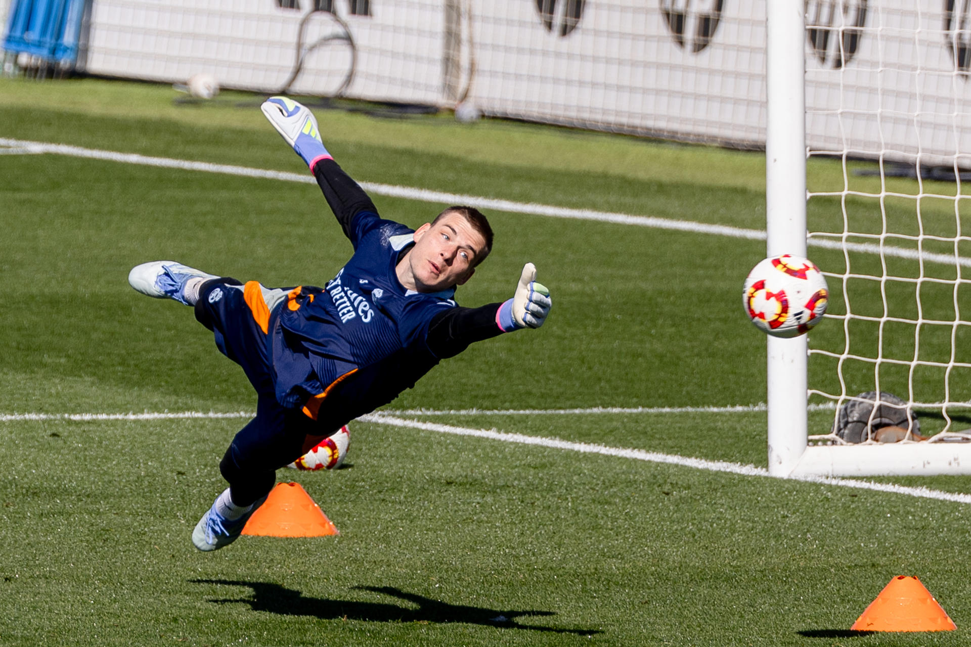 El portero del Real Madrid Andriy Lunin, durante un entrenamiento. EFE/Daniel González