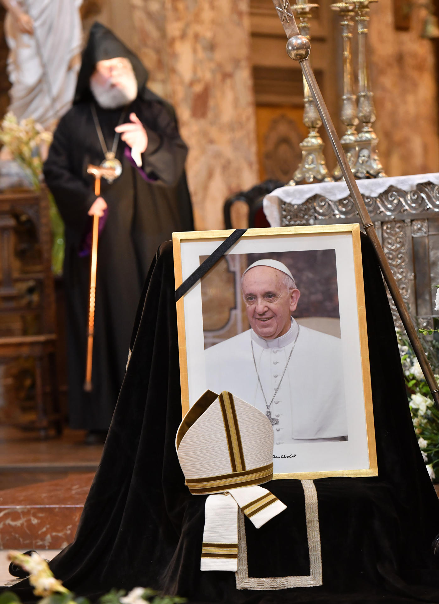Fotografía que muestra una imagen del papa Francisco expuesta durante una oración interreligiosa por el eterno descanso del pontífice, este martes en la Catedral Metropolitana de Buenos Aires (Argentina). EFE/Enrique García Medina