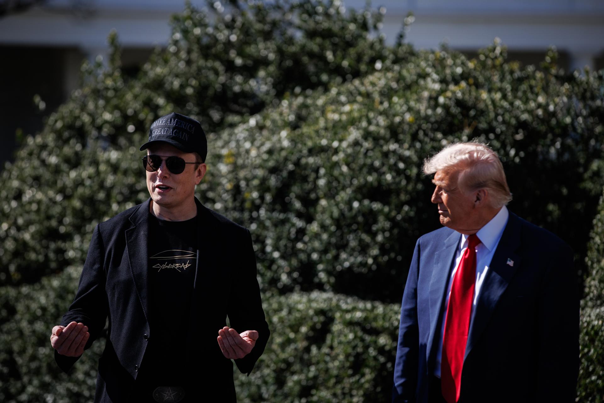El presidente de Estados Unidos, Donald Trump (derecha) y el director ejecutivo de Tesla y asesor principal del presidente de los Estados Unidos, Elon Musk (izquierda), en el jardín sur de la Casa Blanca en Washington, D.C., EE.UU., el 11 de marzo de 2025.. EFE/EPA/SAMUEL CORUM / POOL