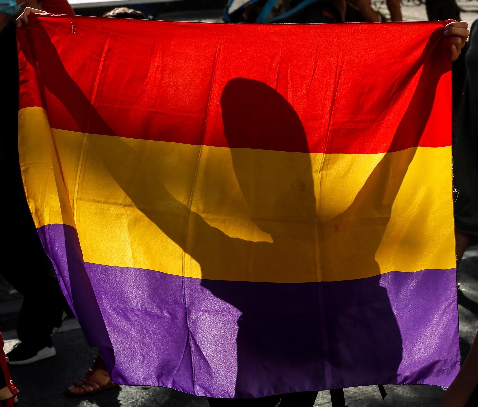 Imagen de archivo de una persona sujetando una bandera republicana. EFE/Javier Etxezarreta