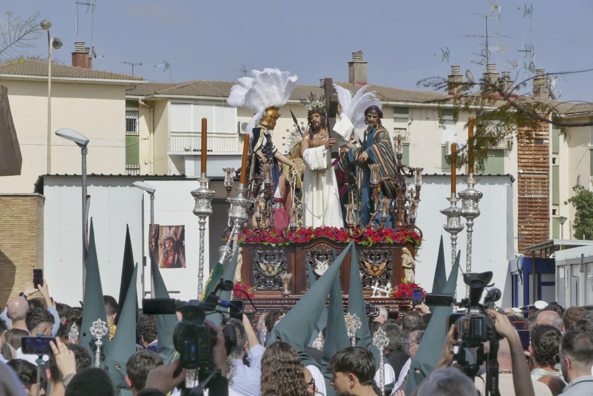 Procesión de la Hermandad Bendición y Esperanza, situada en el barrio sevillano de las 3000 Viviendas, y que por primera vez sale este Viernes Dolores con nazarenos, recorriendo las calles de este barrio de Sevilla. EFE/David Arjona