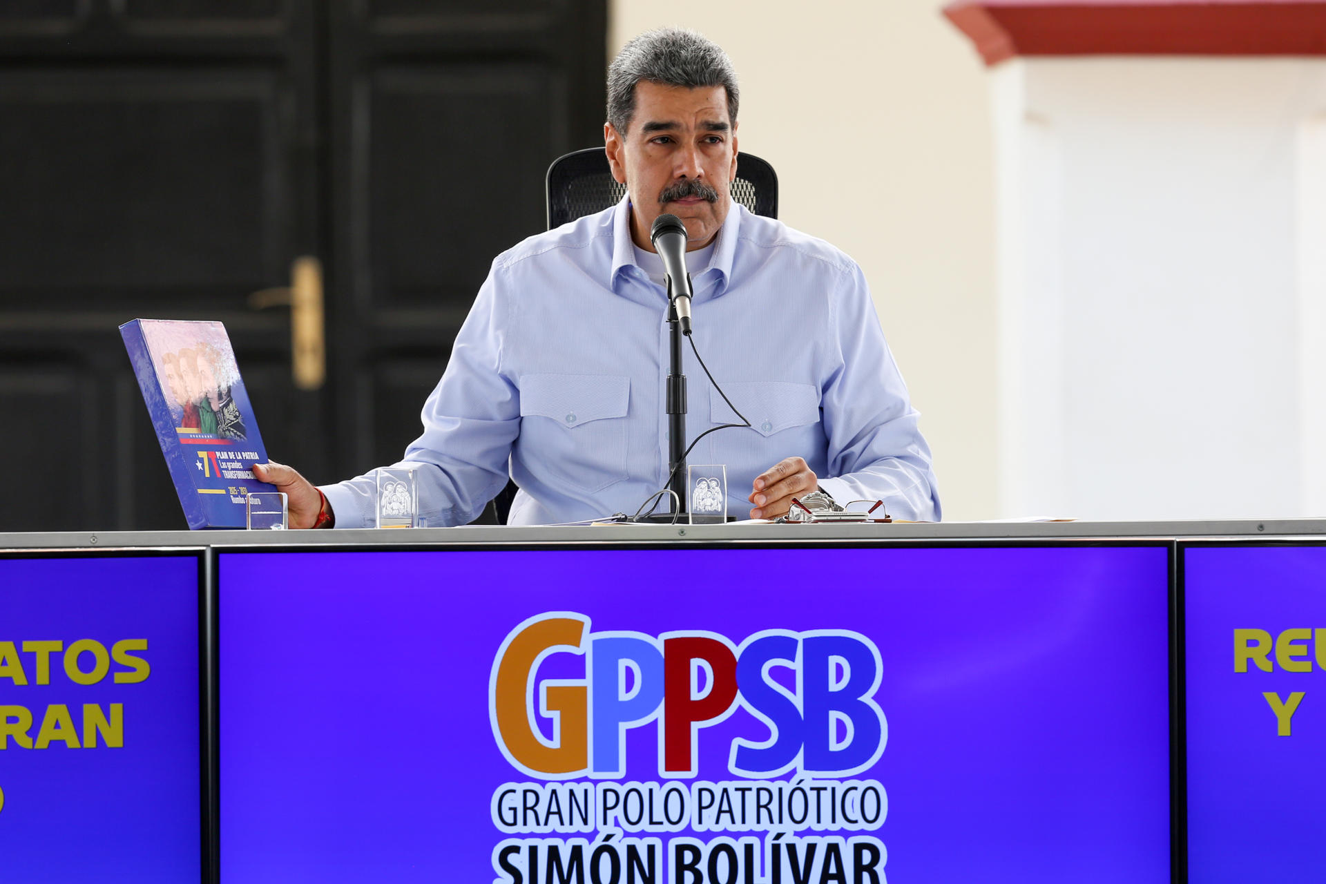 Fotografía cedida por Prensa del Palacio de Miraflores donde se observa a Nicolás Maduro hablando durante una reunión, en Caracas (Venezuela). EFE/ Prensa del Palacio de Miraflores